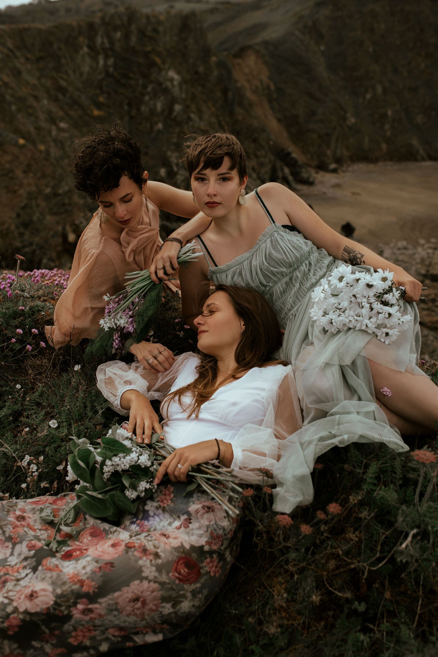 Portraits jeunes filles fleurs falaise