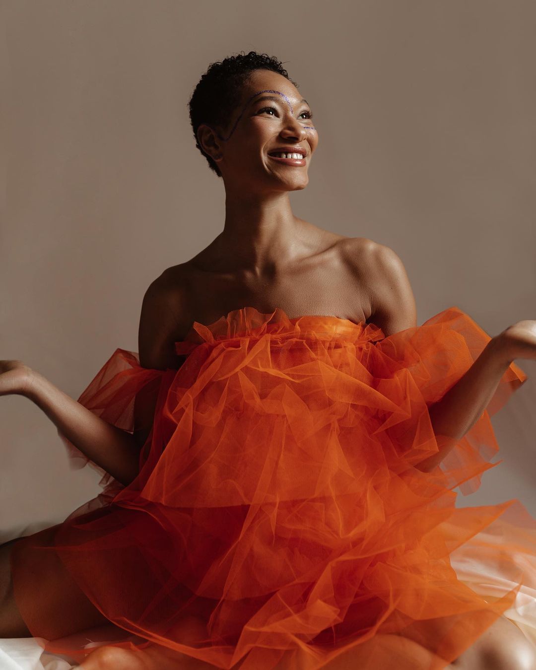 portrait book mannequin robe tulle