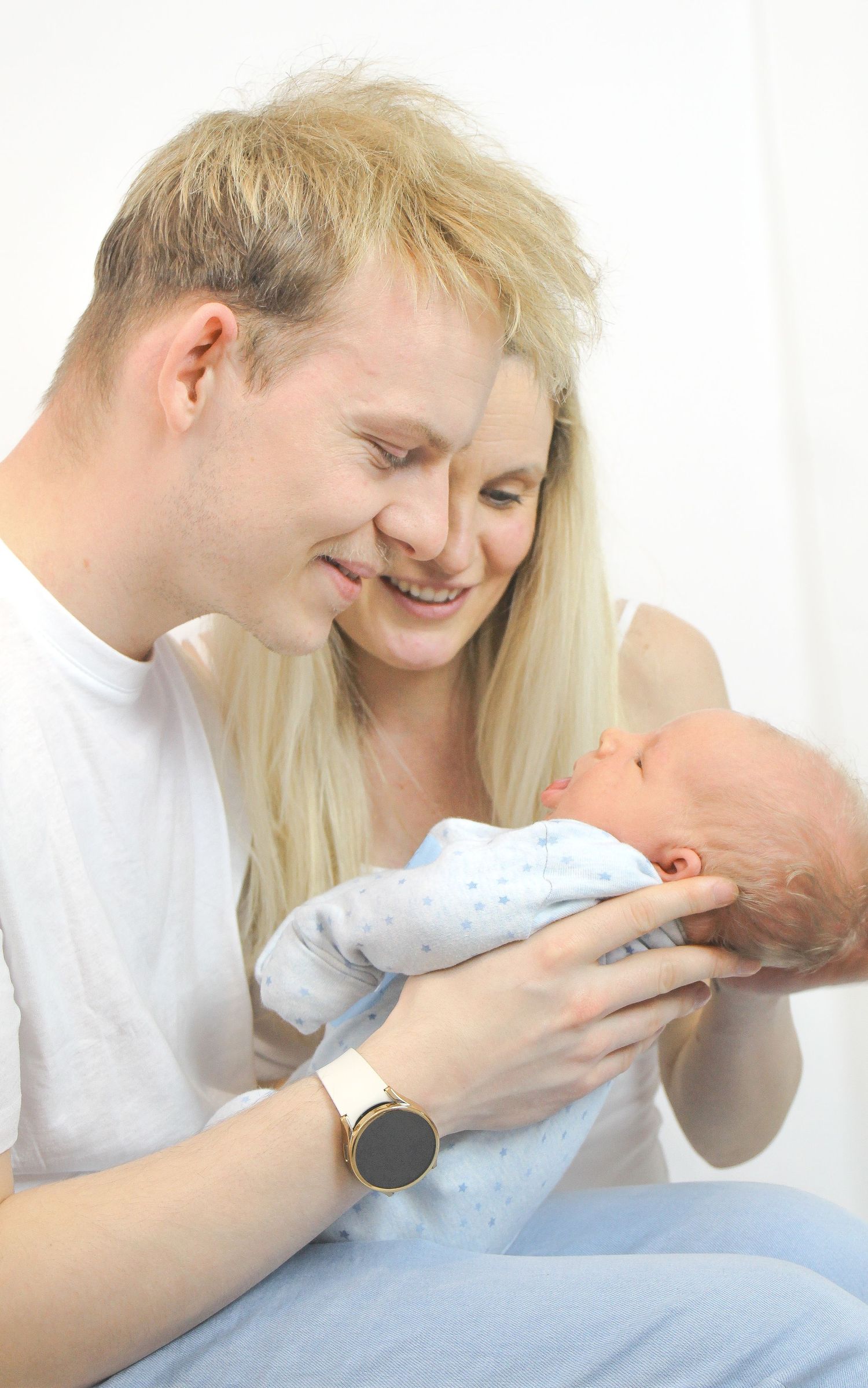 Timeless images between two parents and their newest arrival