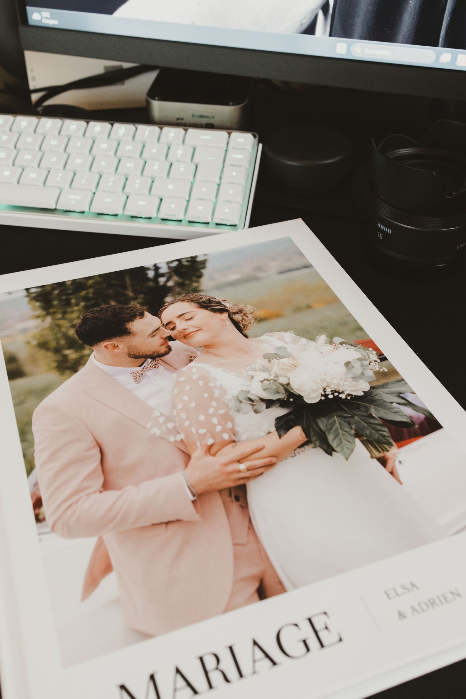 Des photos de mariage exposées sur un bureau, illustrant des moments romantiques dans des tons rose tendre avec d'élégants textes superposés