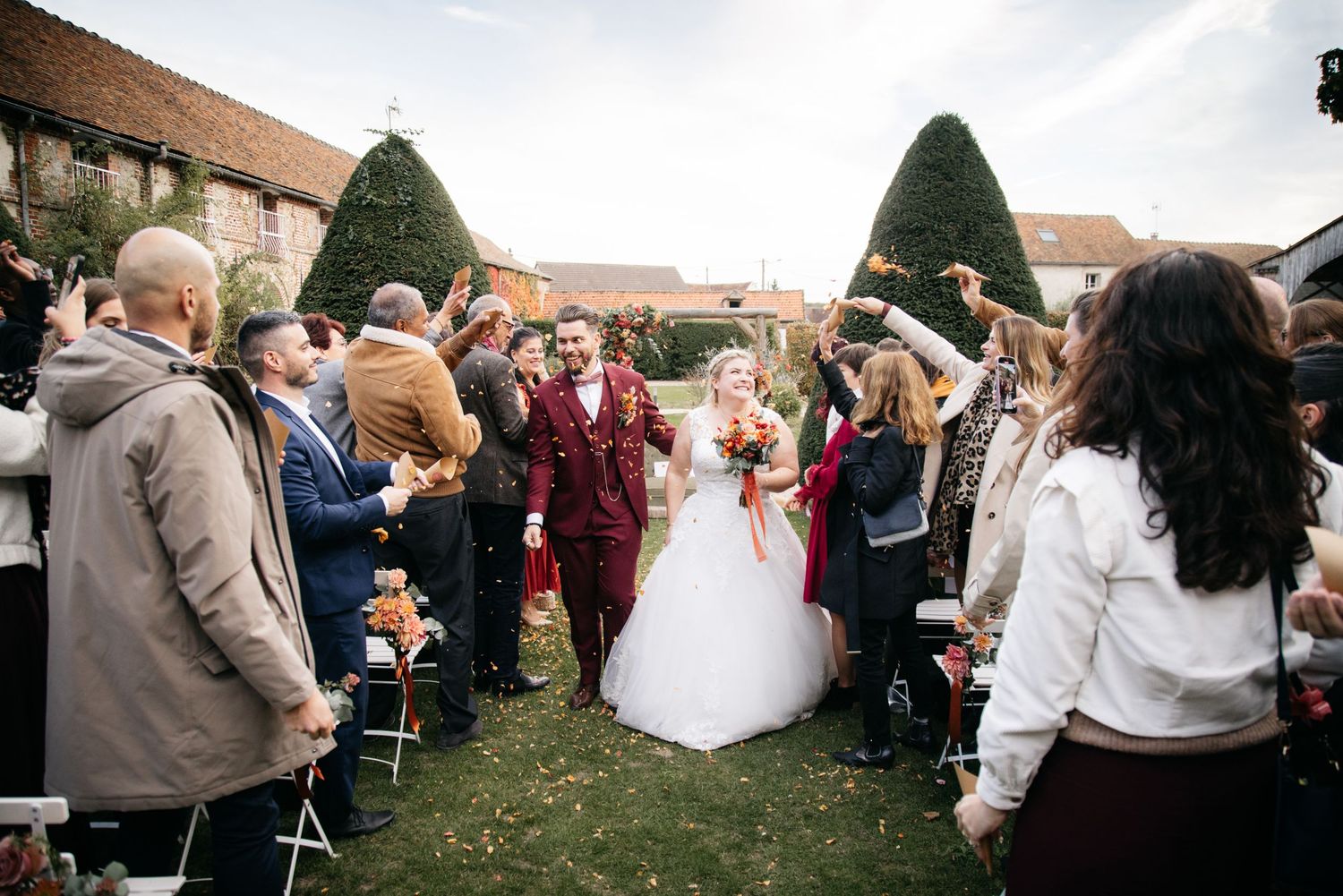 Les invités de mariage se réunissent à l'extérieur dans un lieu rustique lors d'une cérémonie de célébration.