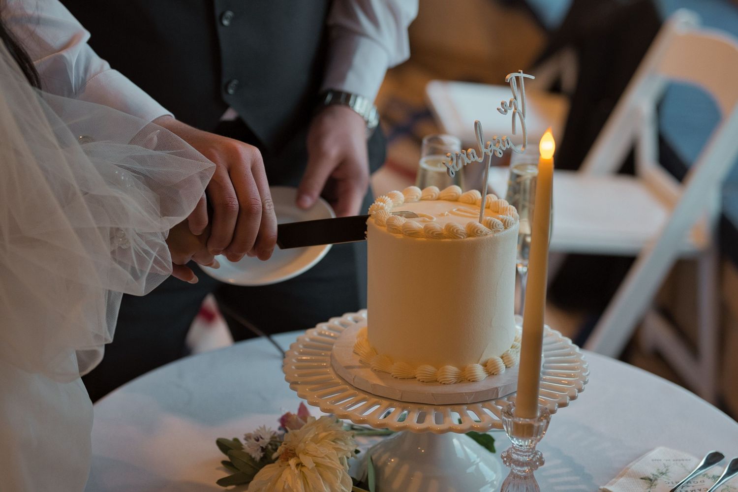 Couple cuts cake together in Coeur d' Alene Resort