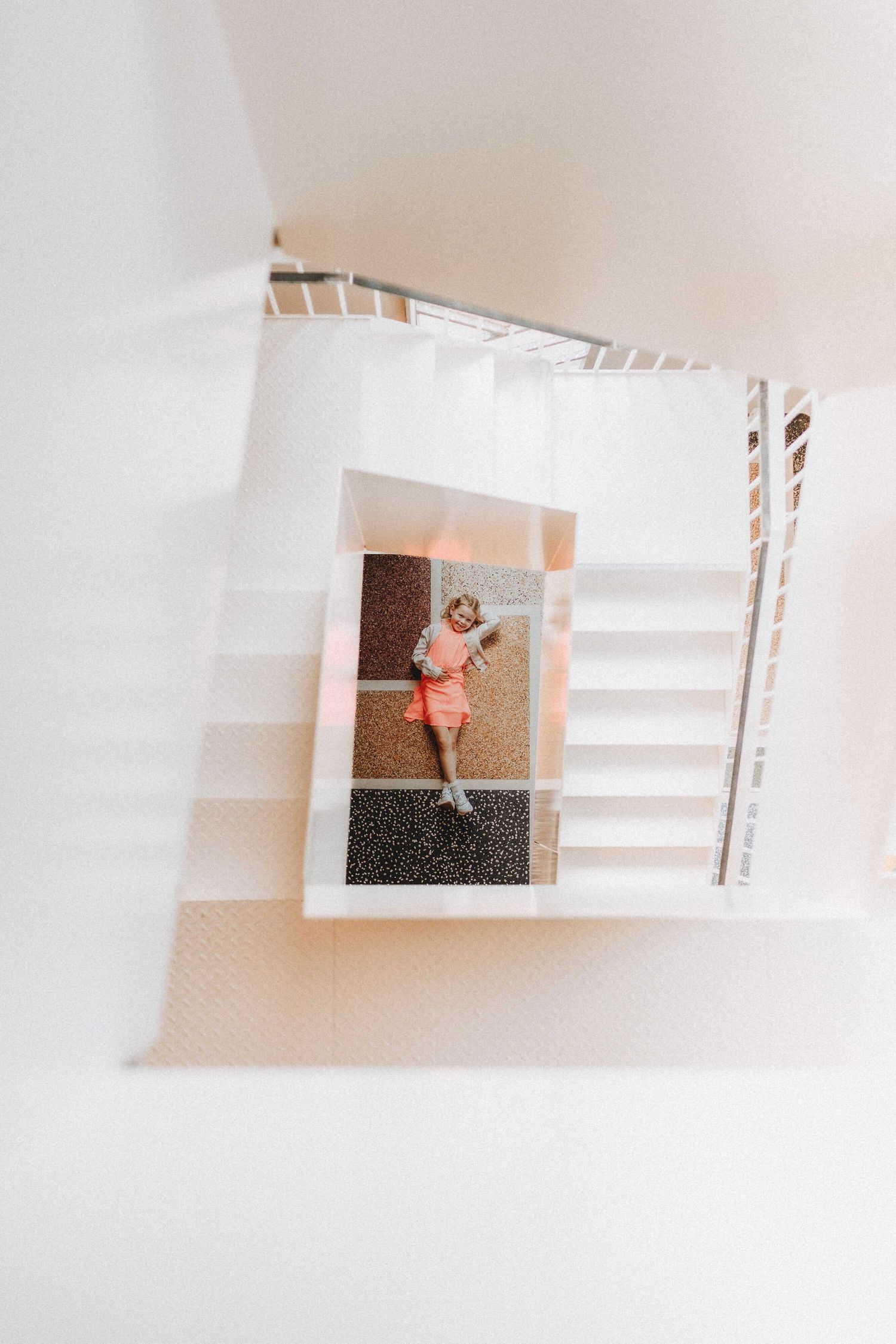 communie fotografie van een meisje in een traphal van een museum in Izegem