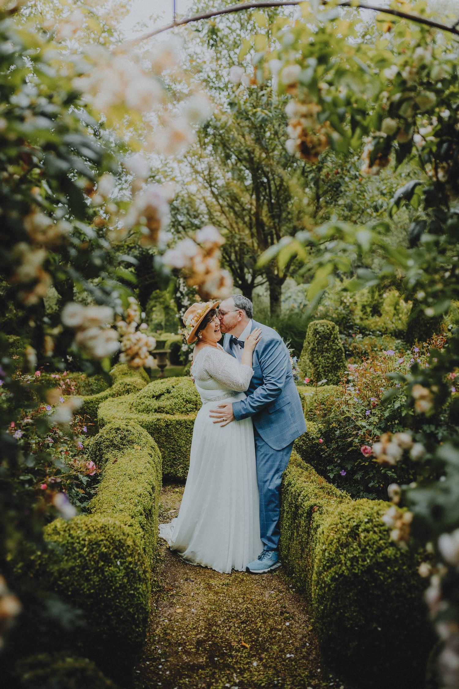 Een bruiloftsfotograaf in west vlaanderen, die een stel vastlegt tijdens hun speciale dag in een sfeervolle setting