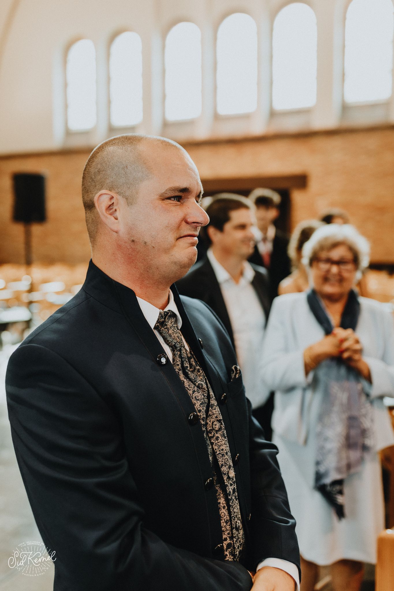 emotionele bruidegom die wacht op zijn toekomstige vrouw in een kerkje gelegen in Oostende.
