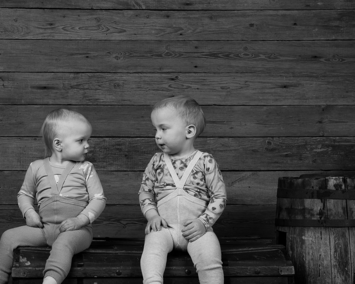 Lapsikuvaus Oulussa - kaksi lasta istuu arkulla ja juttelee