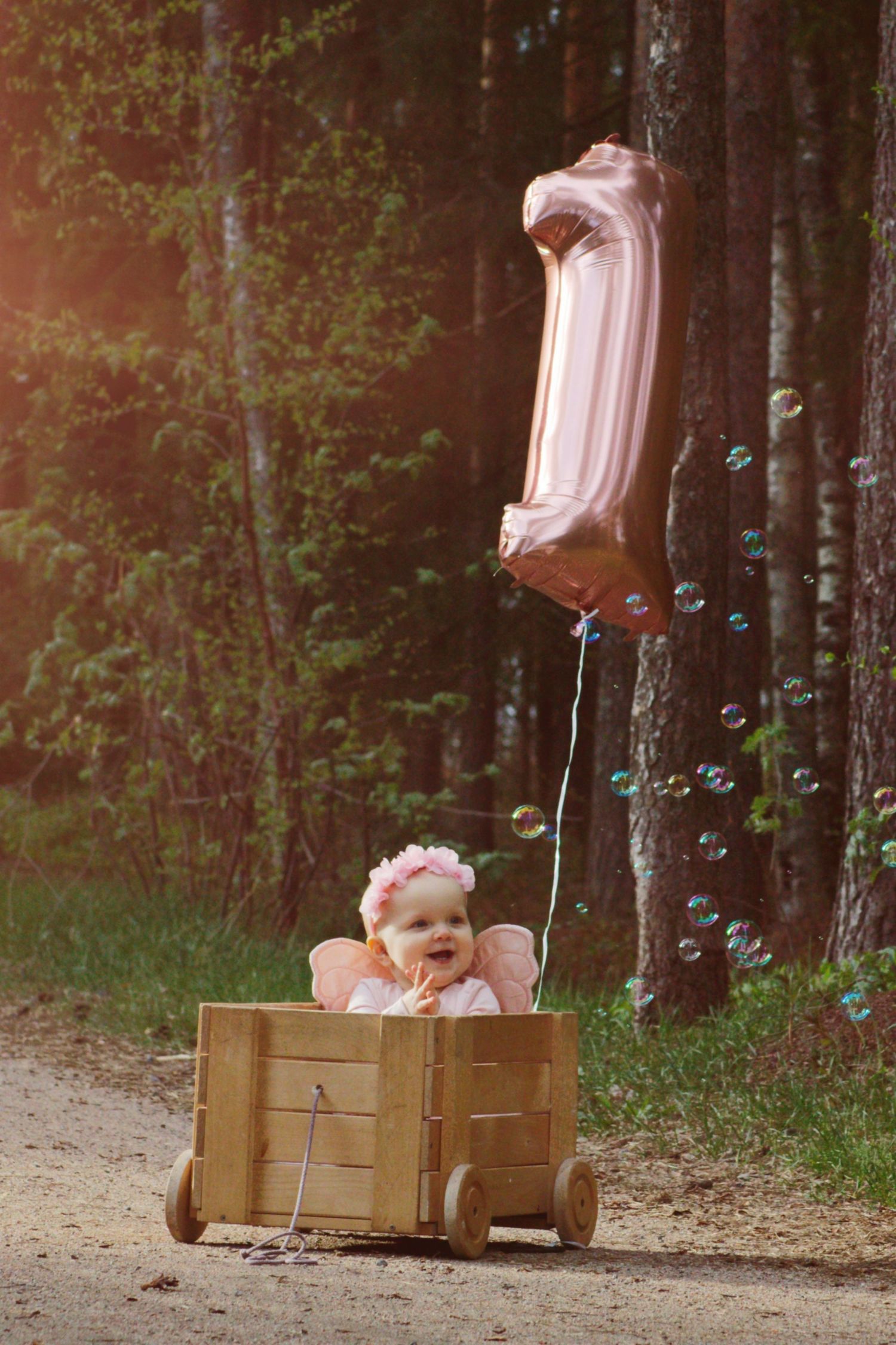 Lapsikuva Oulussa synttärikuvaus metsässä