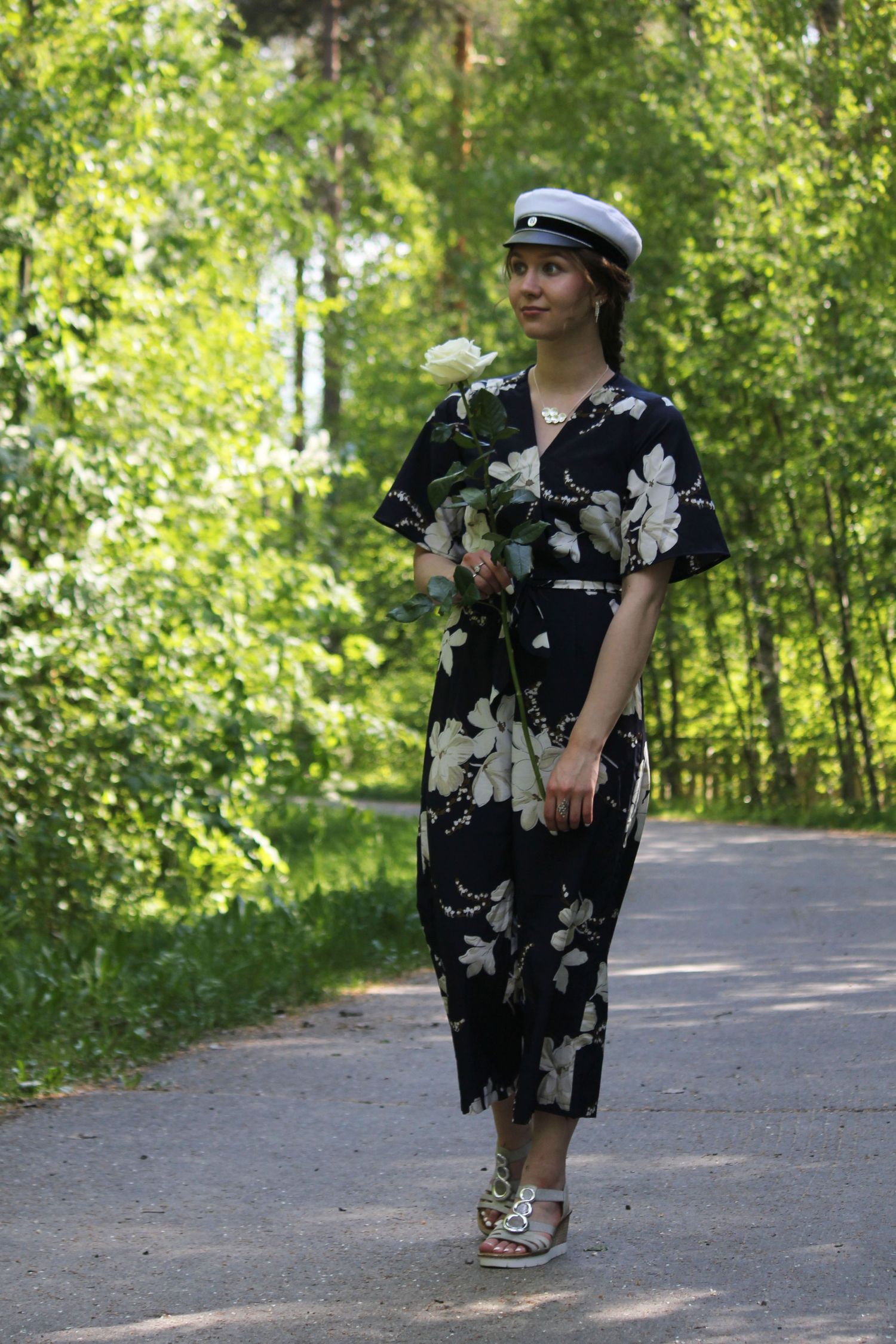 Valmistujaiskuvaus Oulu - Ylioppilas nainen katsoo metsään