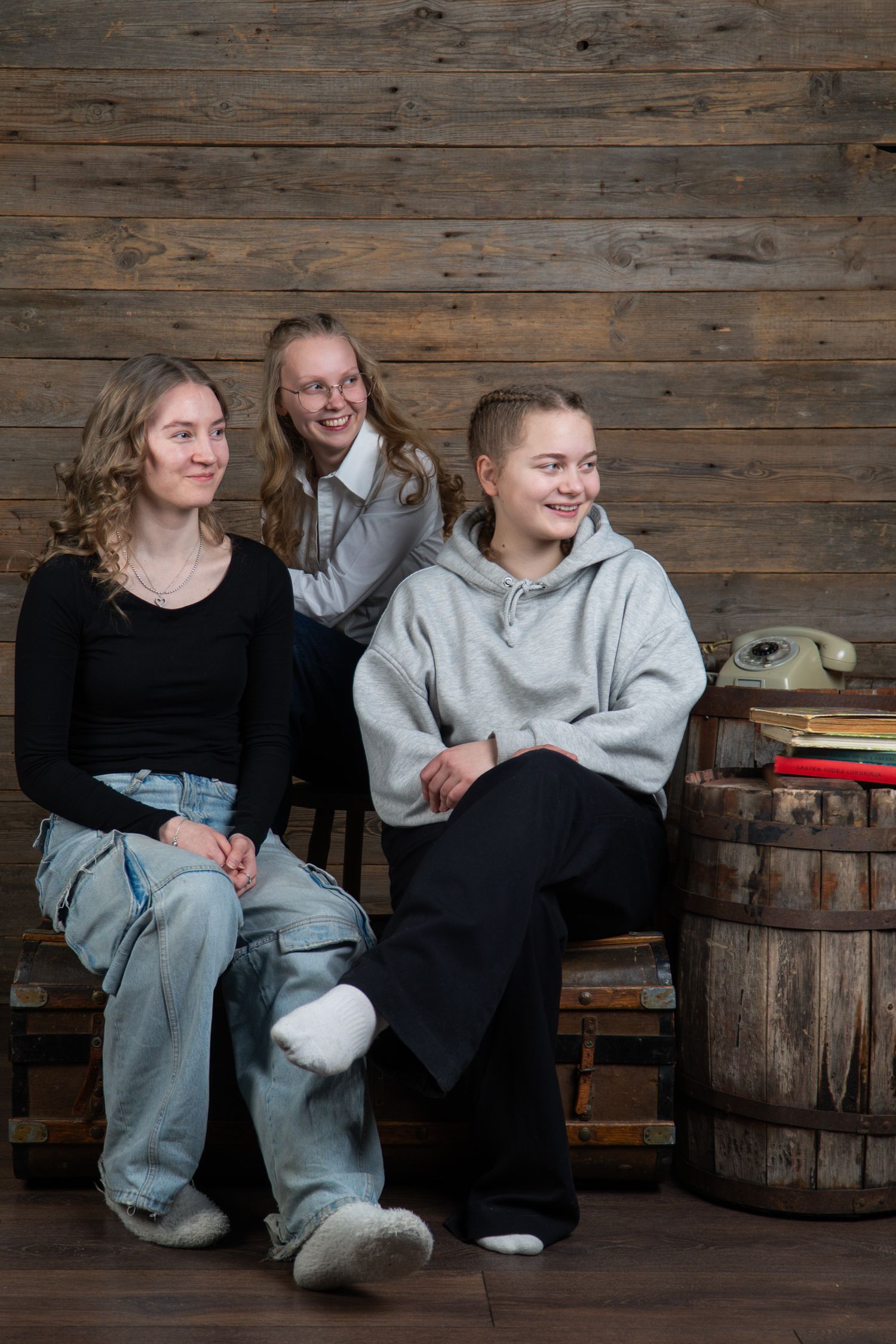 Kaverikuvaus Oulussa - kolme naista katsoo kaukaisuuteen vintage -tyylisessä studiossa