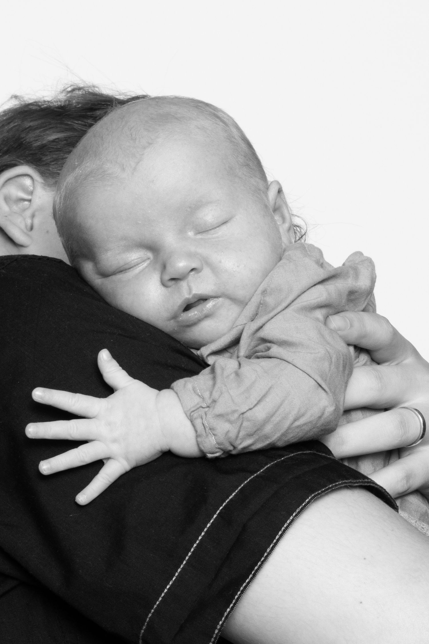 Vastasyntyneen kuvaukset Oulussa - Newborn kuvaus studiolla jossa vauva nukkuu isän olkapäällä