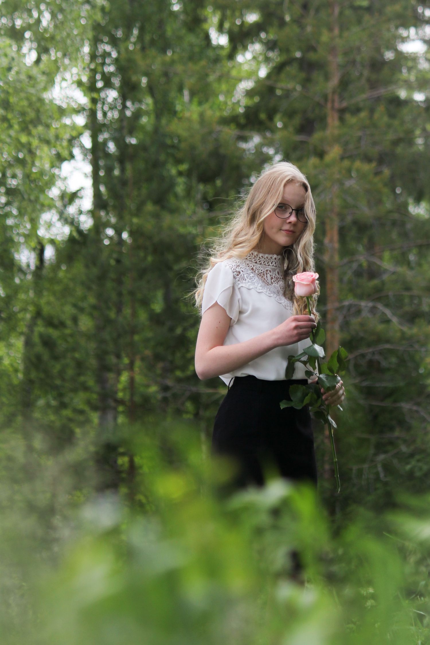 Konfirmaatiokuvaus Oulussa - ripille päässyt tyttö metsässä