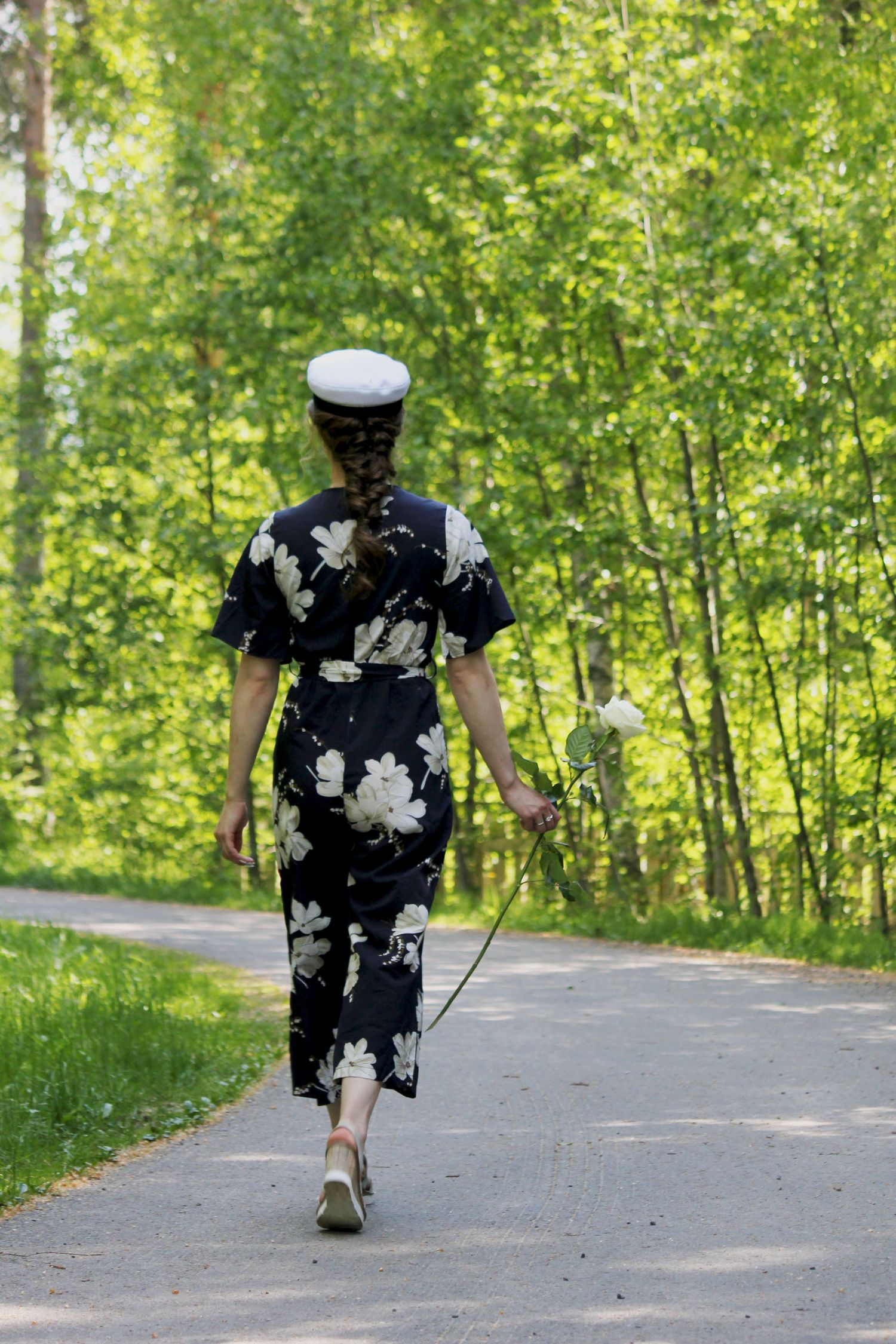 Valmistujaiskuvaus Tupos - Ylioppilas kävelee metsäpolulla