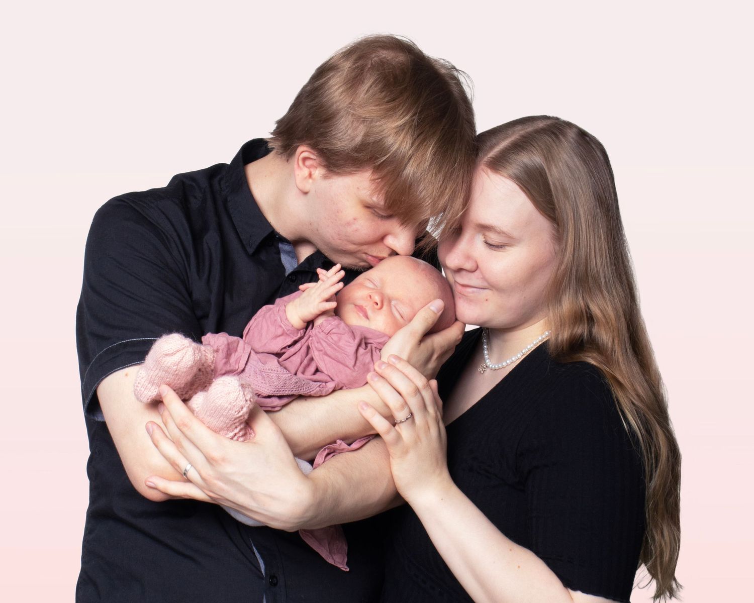 Perhekuva Oulussa - Vastasyntynyt vauva, äiti ja isä studiokuvauksissa
