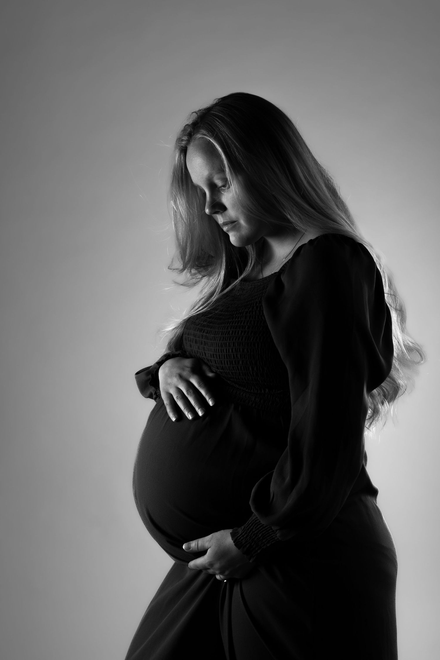 odotuskuva raskauskuvaus oulu mustavalkoinen studiokuva aija saari photography