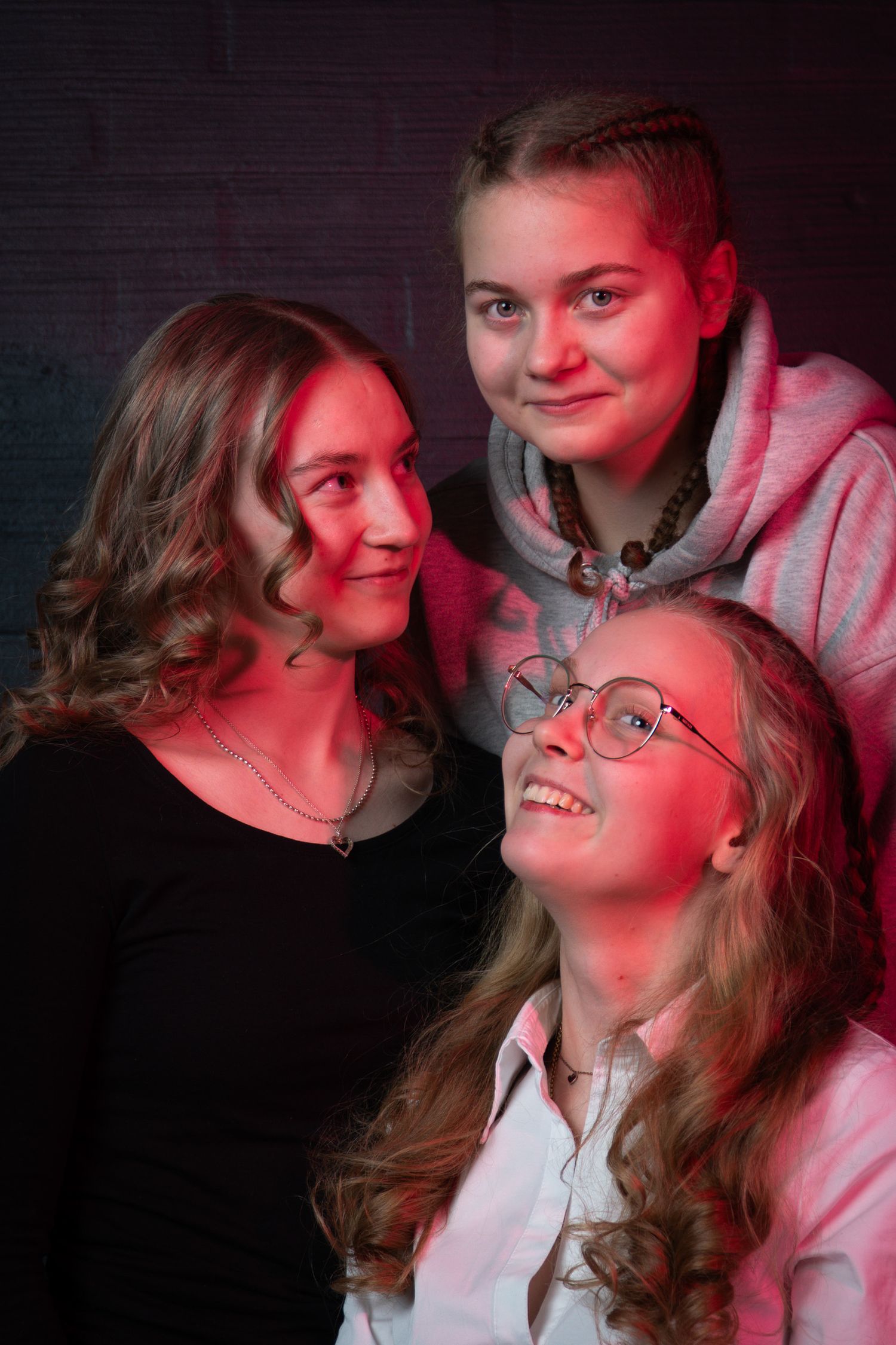 Kaverikuvaus Oulu - kolme tyttöä nauraa yhdessä