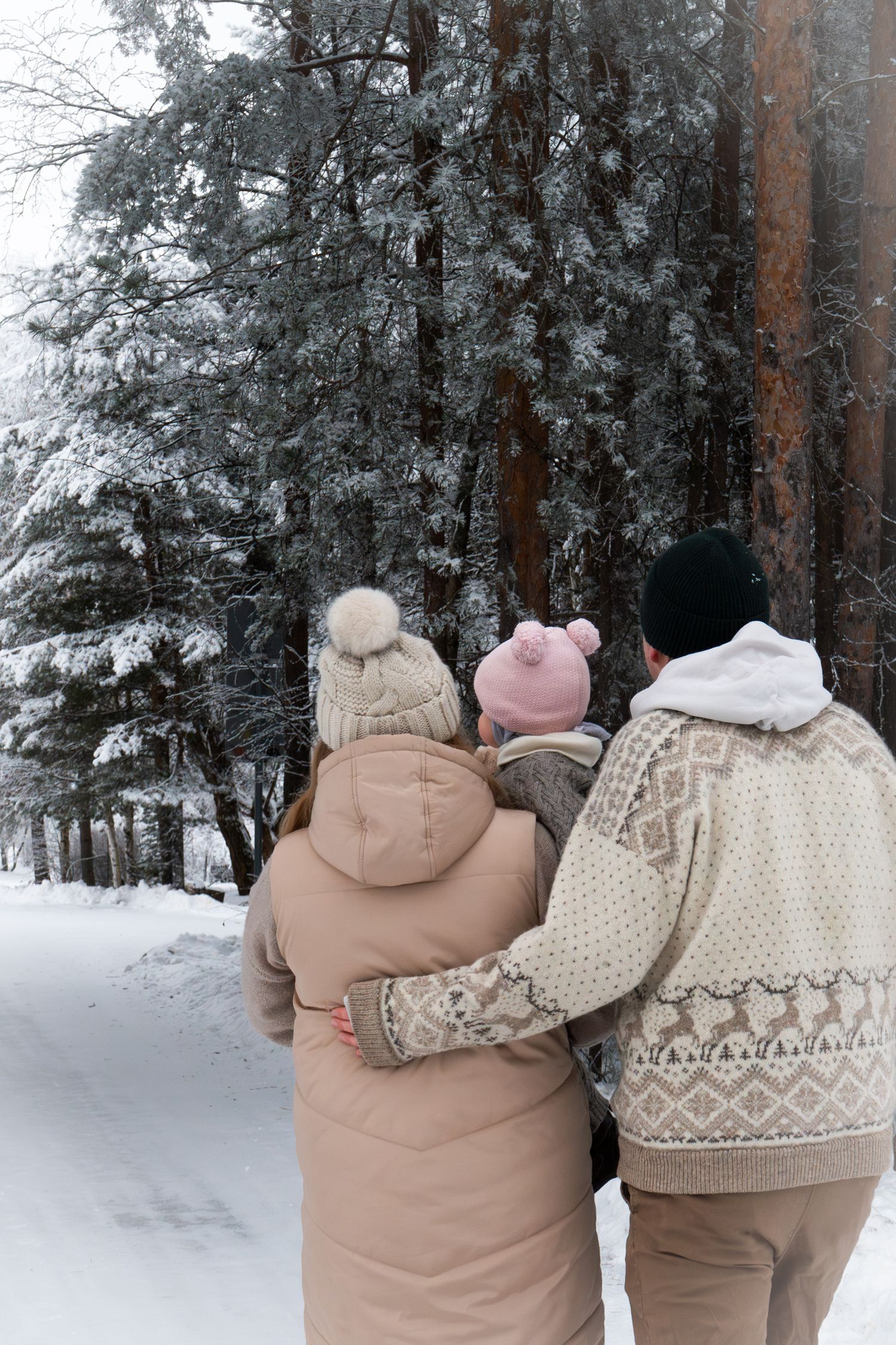 Perhekuvaus Oulussa - Perhe halaa toisiaan metsäpolulla