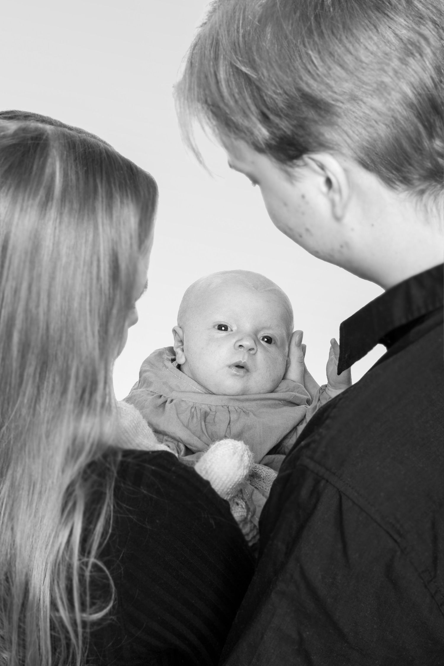 Perhekuva Oulussa - Vastasyntynyt vauva, äiti ja isä studiokuvauksissa