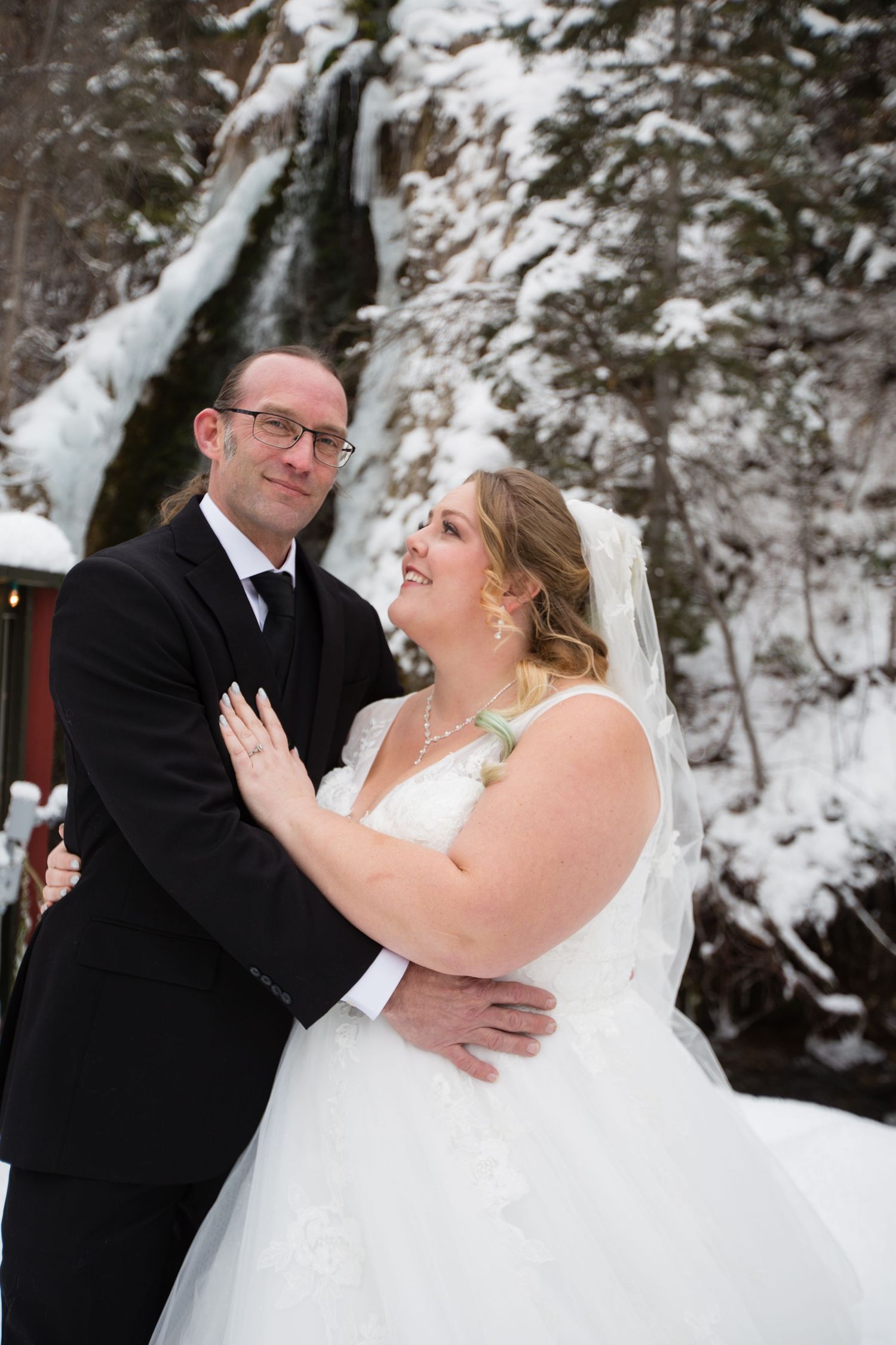 Candid winter wedding moments captured against snow-covered landscape.