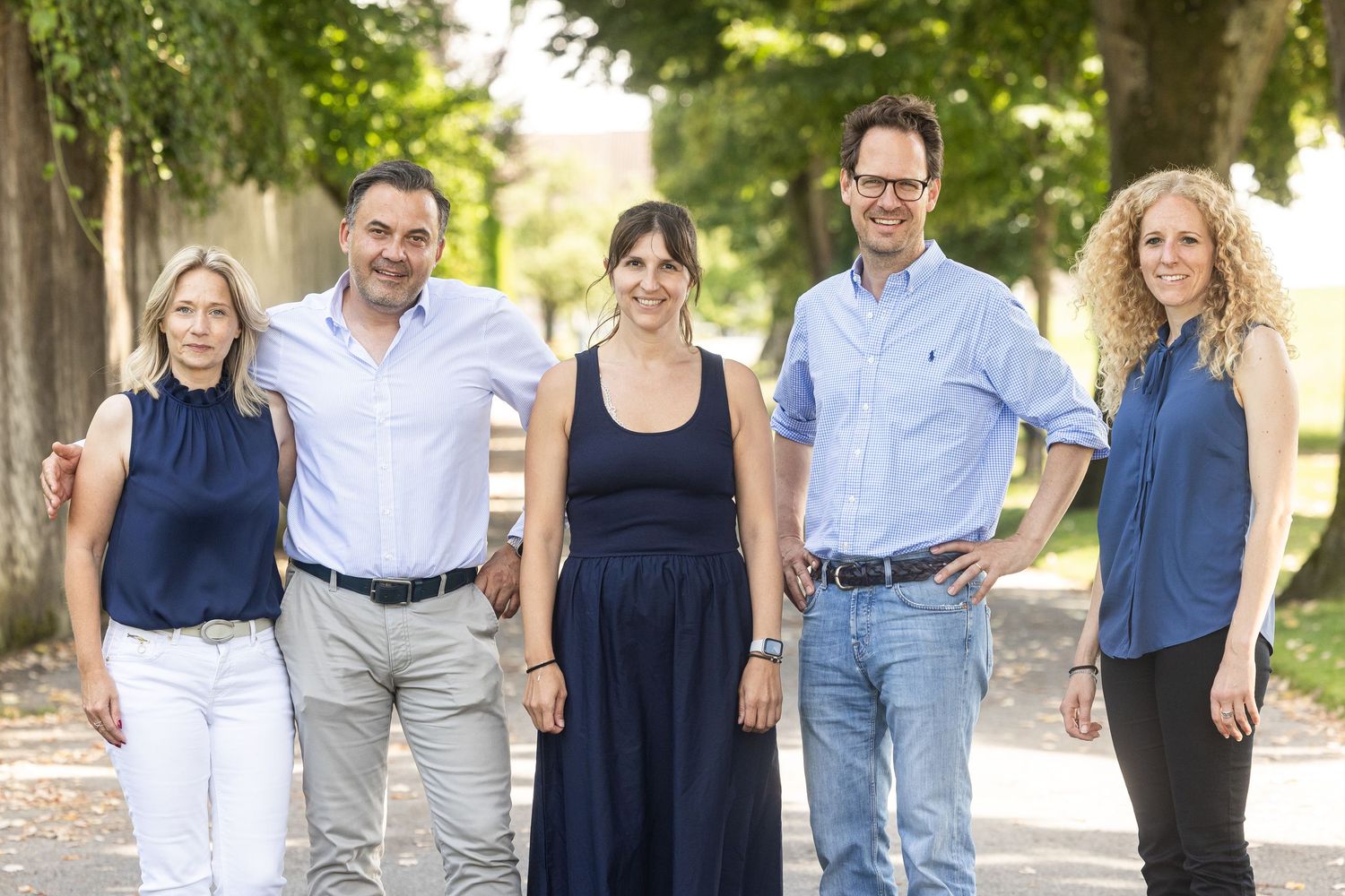 Authentisches Teamfoto im Außenbereich für Unternehmenswebsite und Corporate Branding.