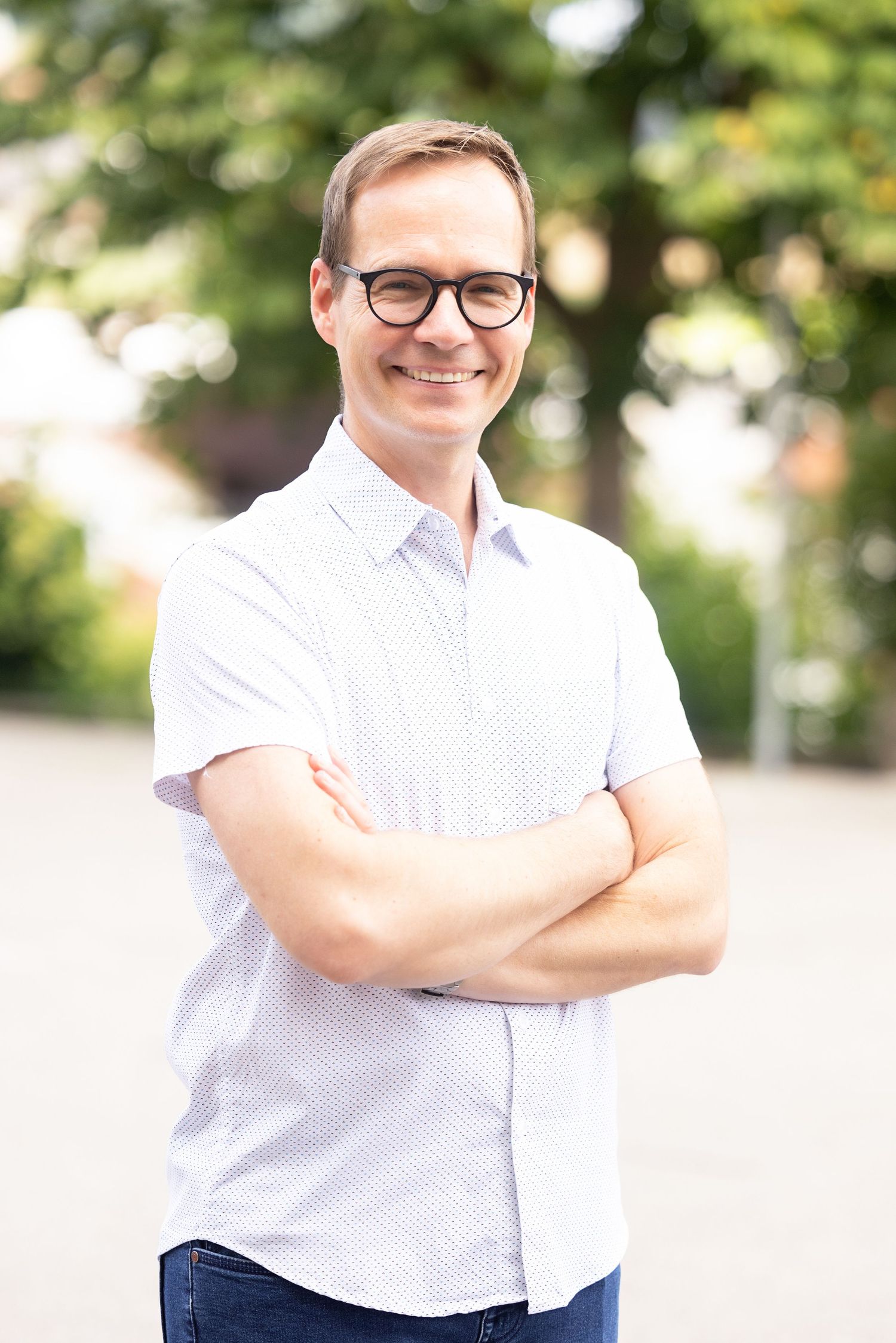 Matthias Bär, Professionelles Mitarbeiterportrait im Außenbereich für Schul- oder Institutionswebsite.
