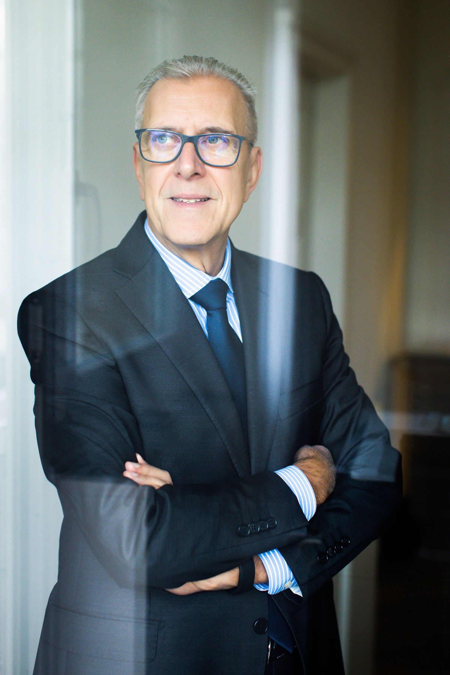 Leovest, Professionelles Businessportrait für leitende Position im Unternehmen.