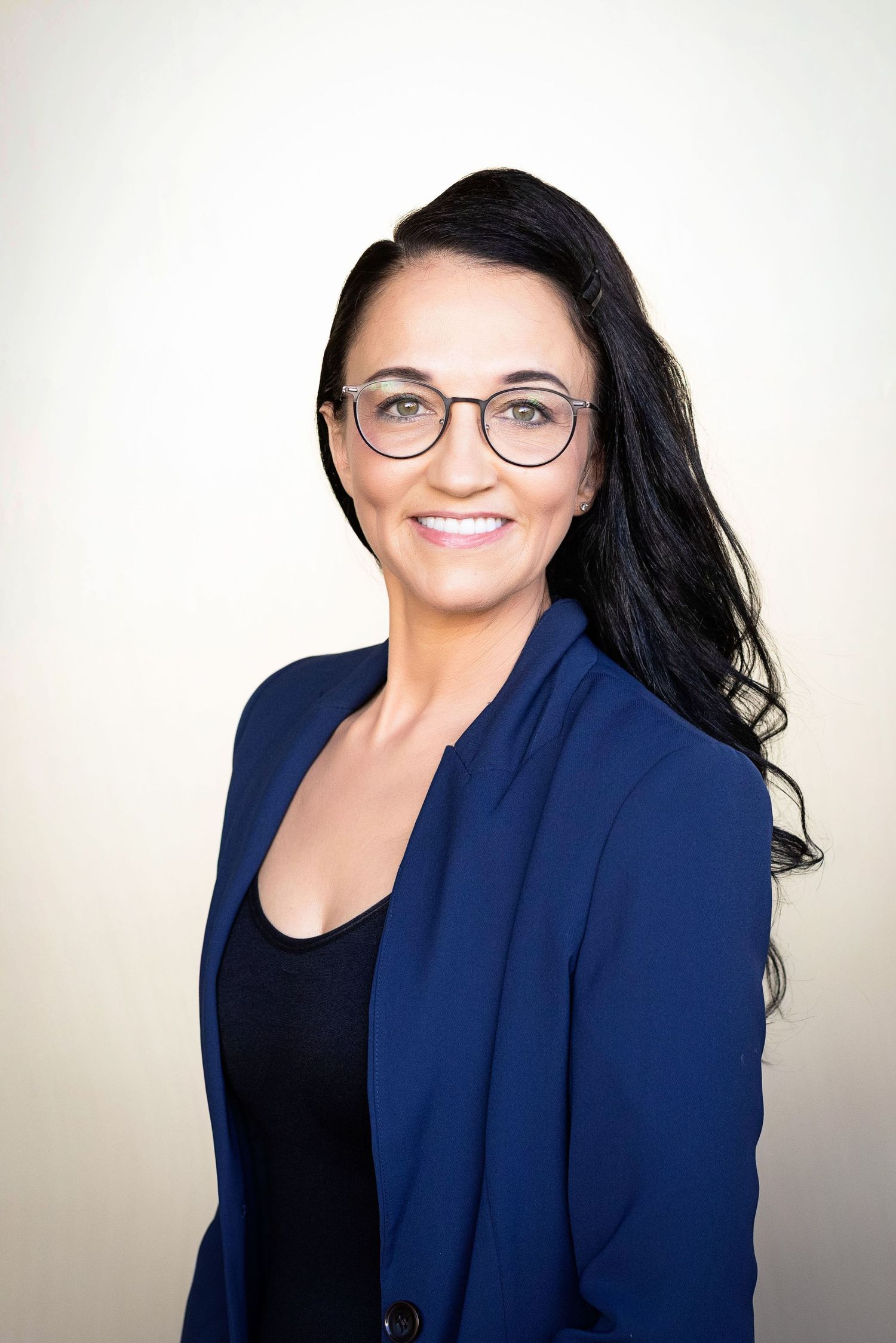 Andrea Cathomas Jenny, Businessfotografin Andrea – spezialisiert auf Mitarbeiterportraits, LinkedIn und moderne Unternehmensfotos