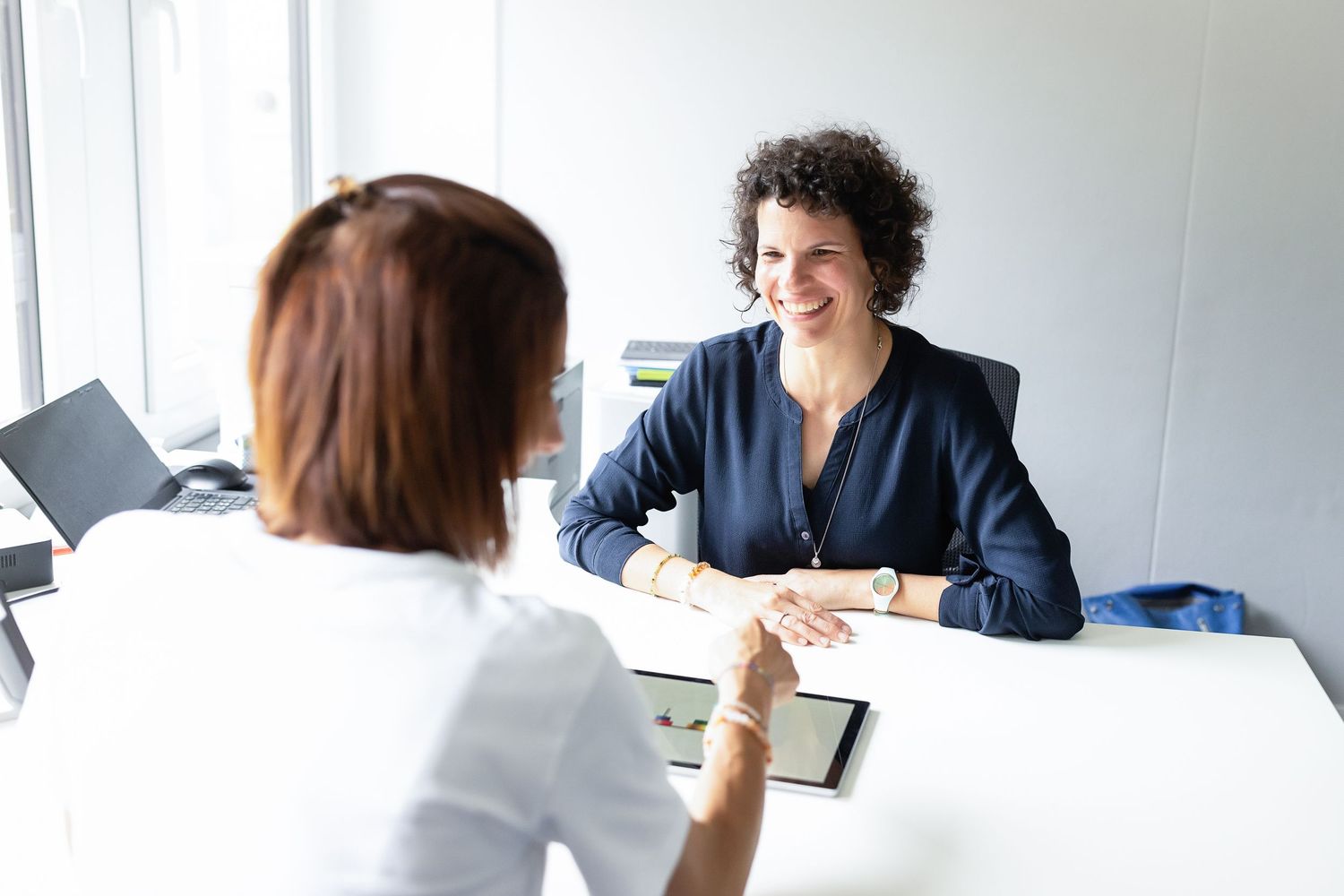 NPGR, Businessfotografie einer Beratungssituation für Unternehmensdarstellung.