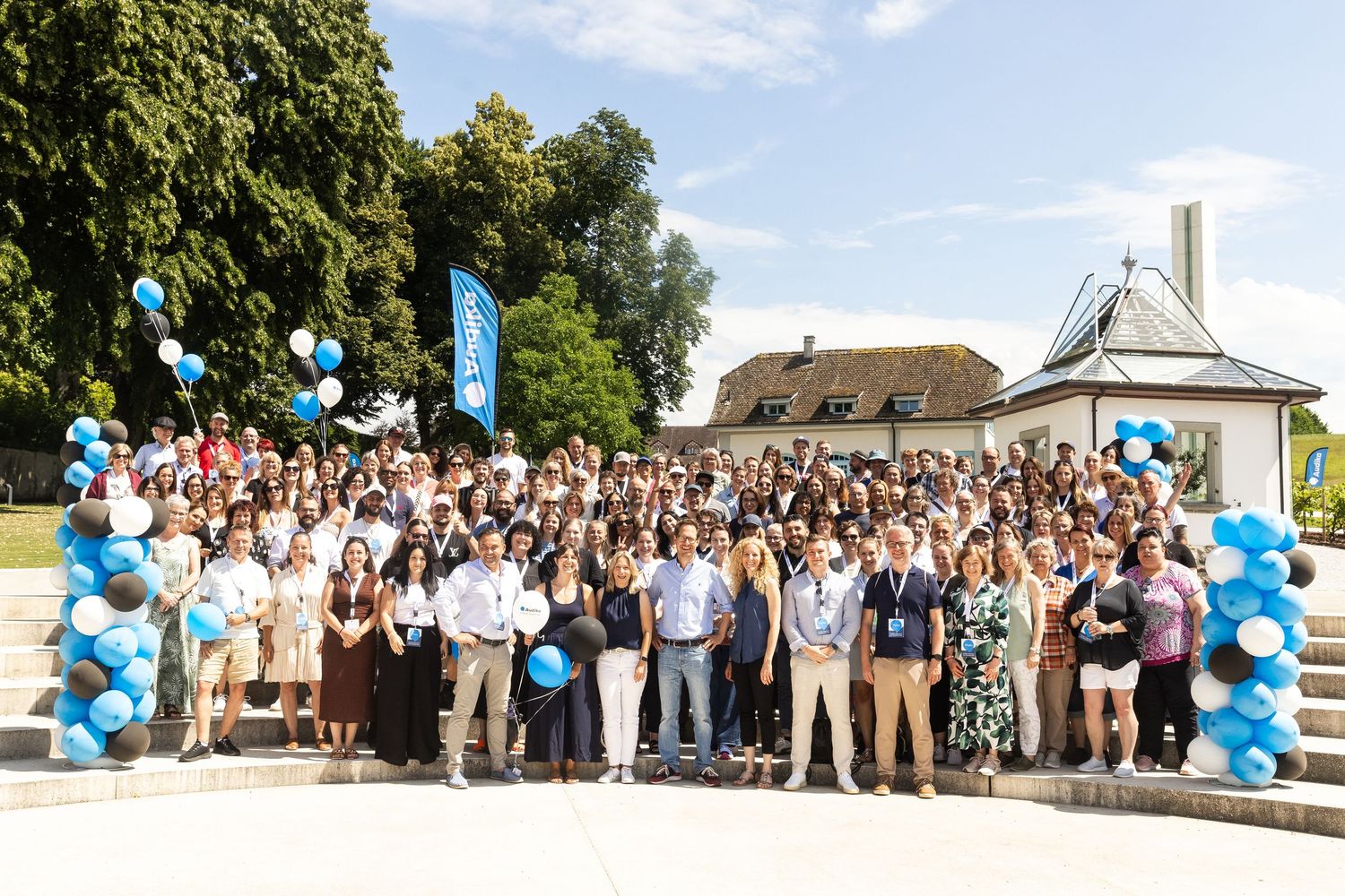 Audika, grosses Teamfoto bei Firmenevent, professionelle Eventfotografie für Unternehmenskommunikation und PR.