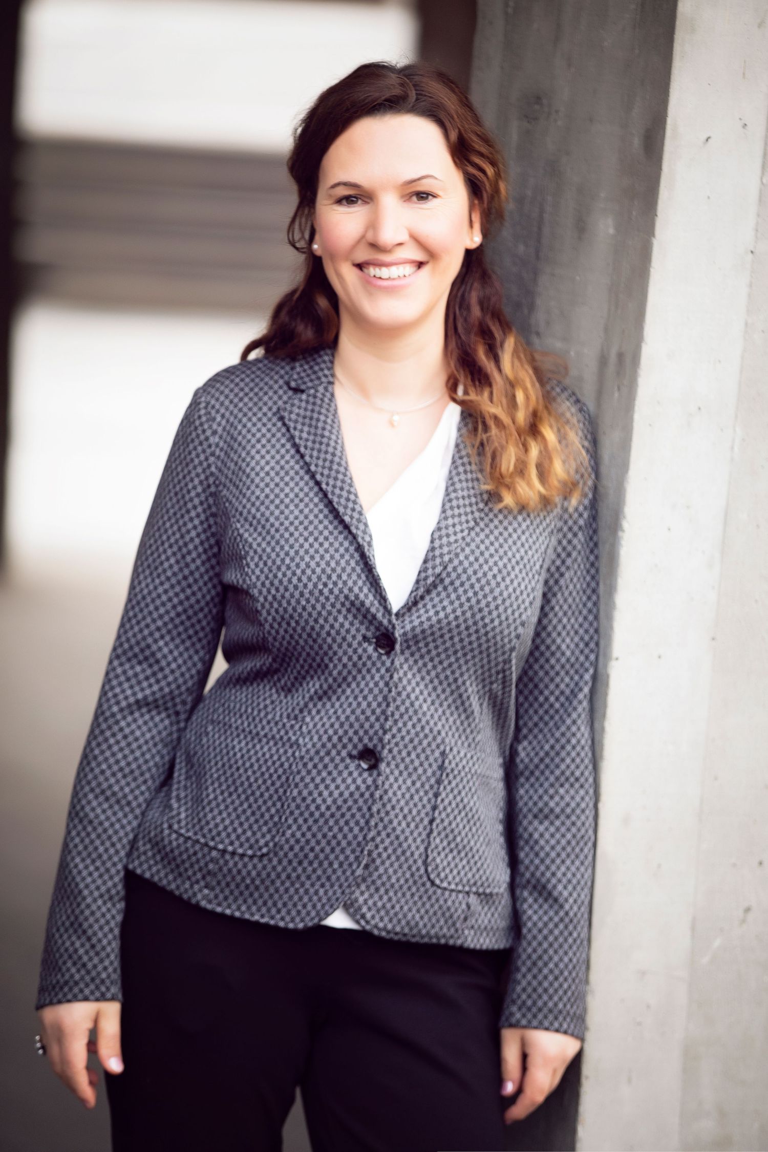 Professionelles Mitarbeiterportrait für Unternehmen, Corporate Headshot für Teamseite und Firmenauftritt.