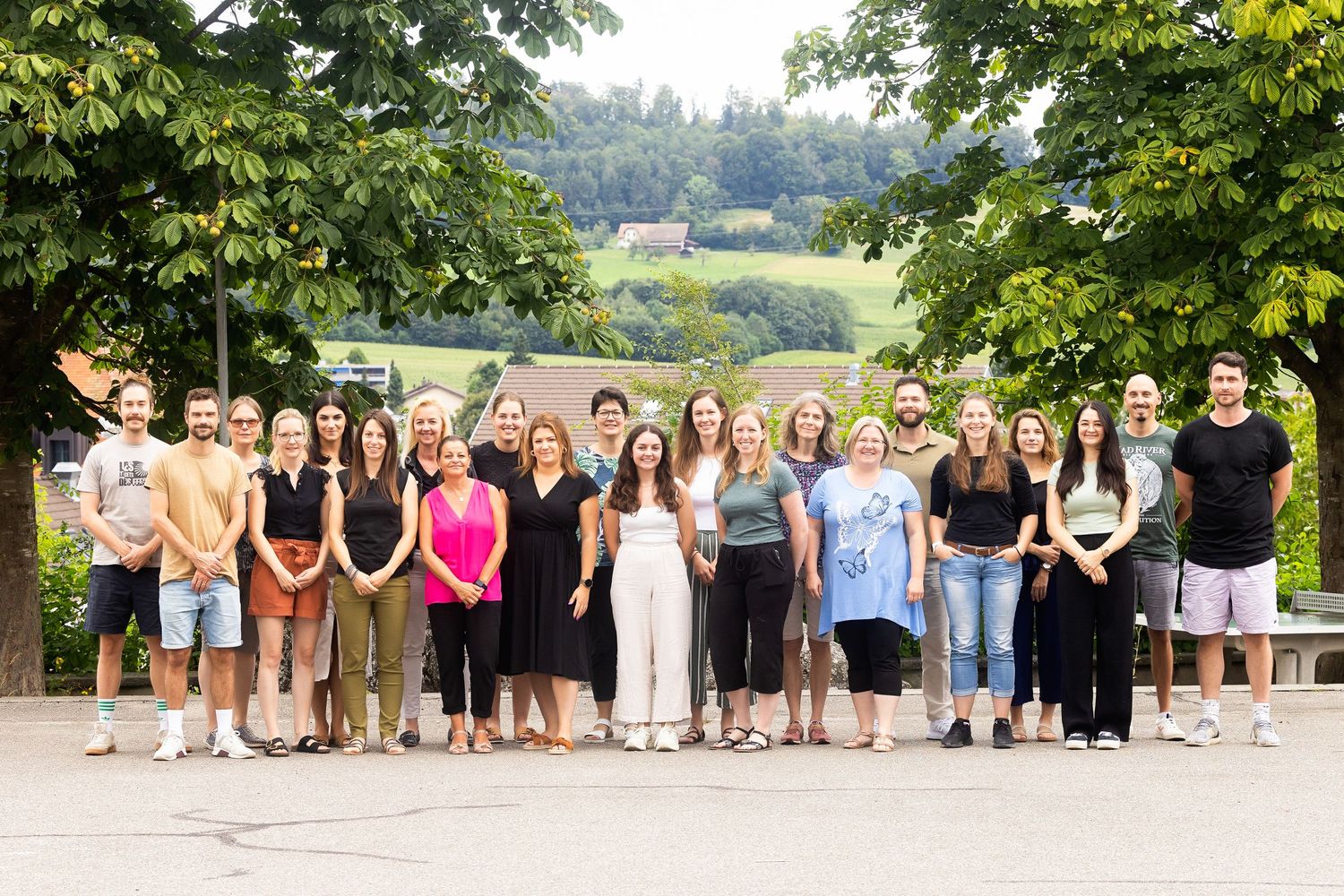 Schule Safenwil, Professionelles Gruppenfoto für Schule und Institution, Eventfotografie im Außenbereich für Website und Jahresbericht.