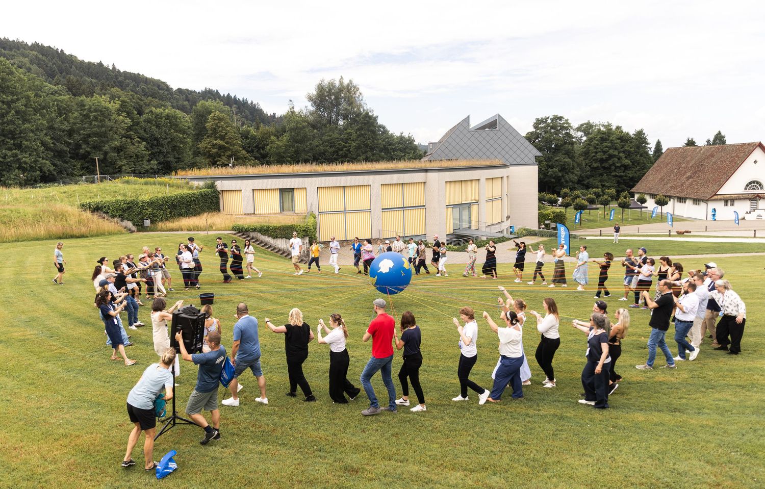 Audika, Dynamische Momentaufnahme eines Firmenevents, professionelle Reportagefotografie für Unternehmen.
