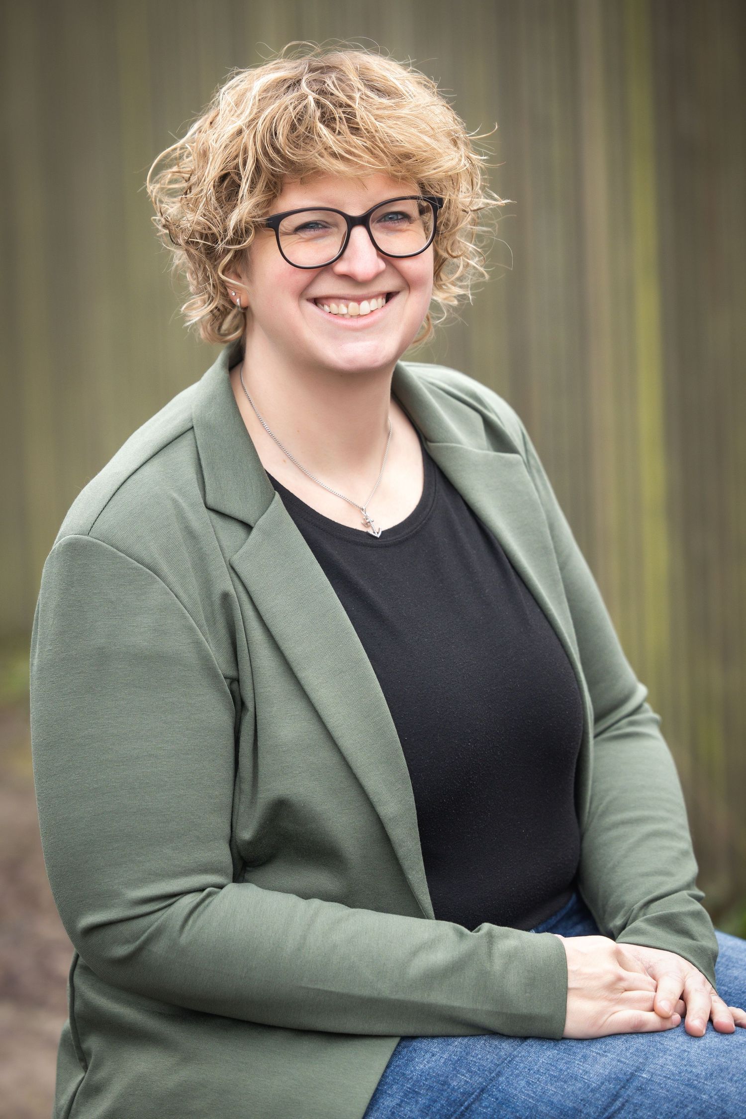 Natürliches Businessportrait im Außenbereich für Personal Branding, Website und LinkedIn Profil.