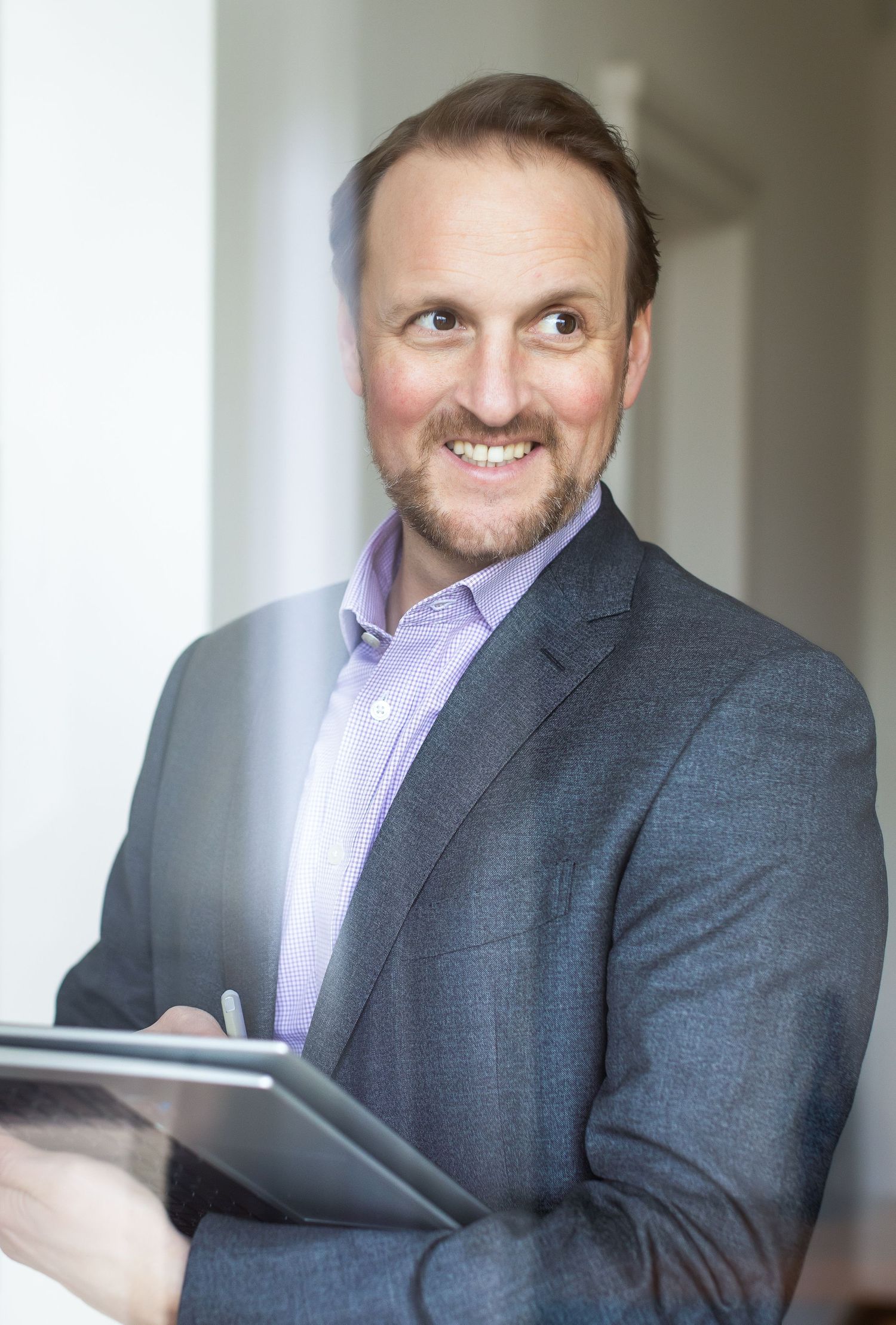 Fabian Jenny, Leovest, Businessfoto für Führungsperson, geeignet für Website, Medien und Online Präsenz.