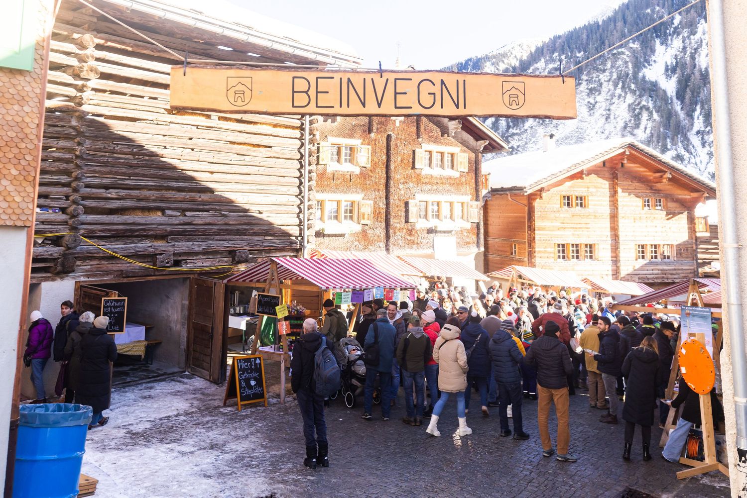 Surselva Tourismus, Reportagefotografie eines Firmenevents im Außenbereich für PR und Unternehmensdarstellung.