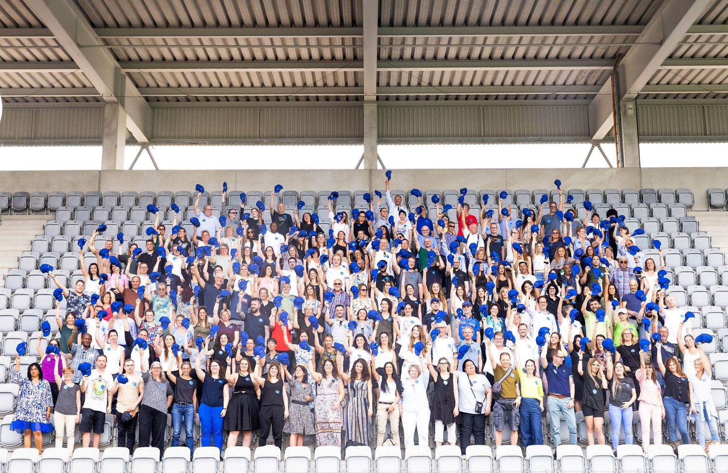 Audika, Panorama-Gruppenbild bei Corporate Event, professionelle Eventfotografie für Marketingzwecke.