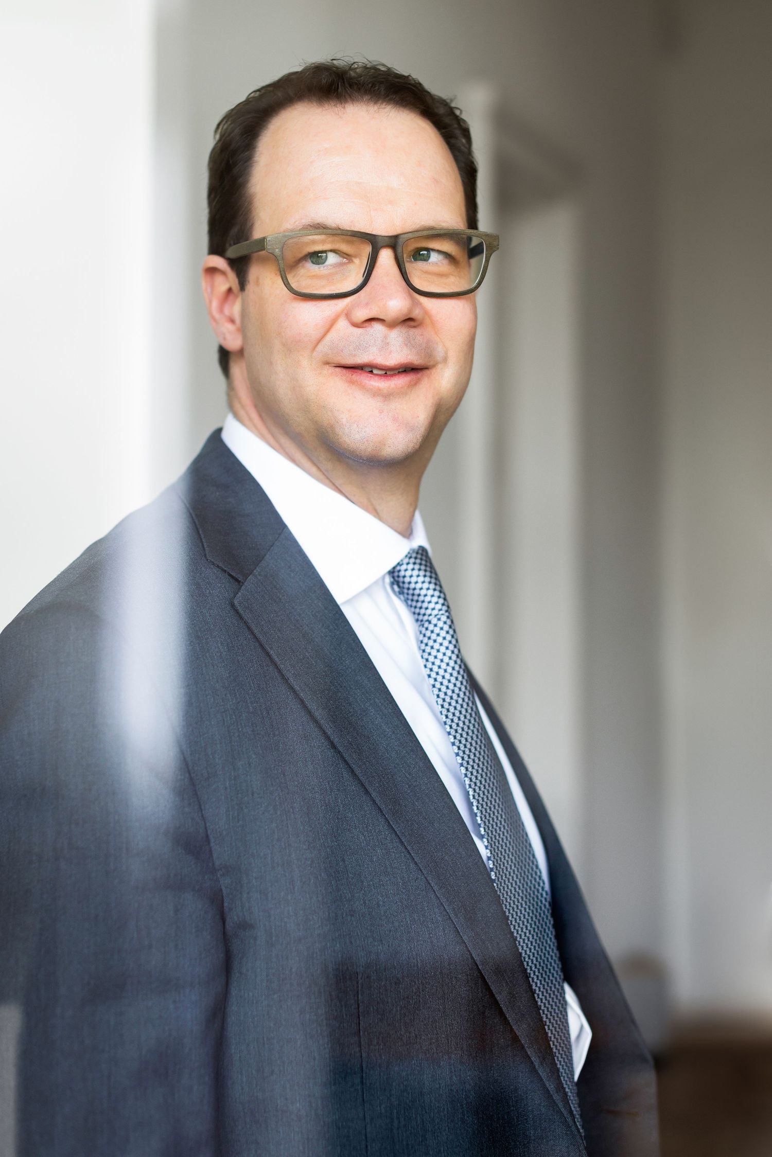 Linard Meiler, Leovest, Hochwertiges Mitarbeiterportrait für Firmenwebsite und LinkedIn Profil.