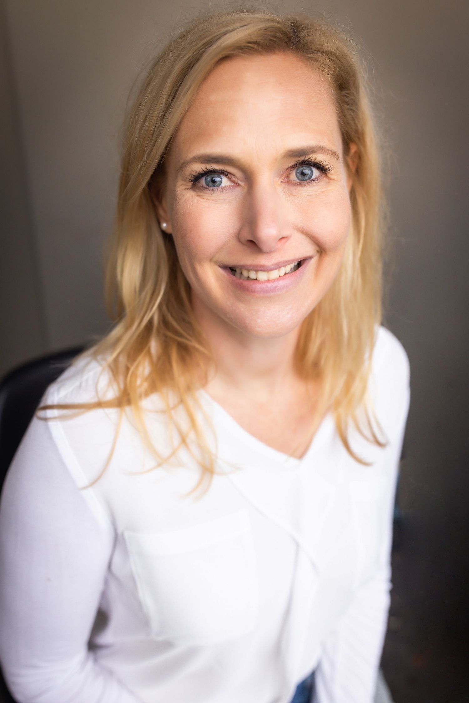 Klassisches Bewerbungsfoto und Businessportrait für professionelle Profile.