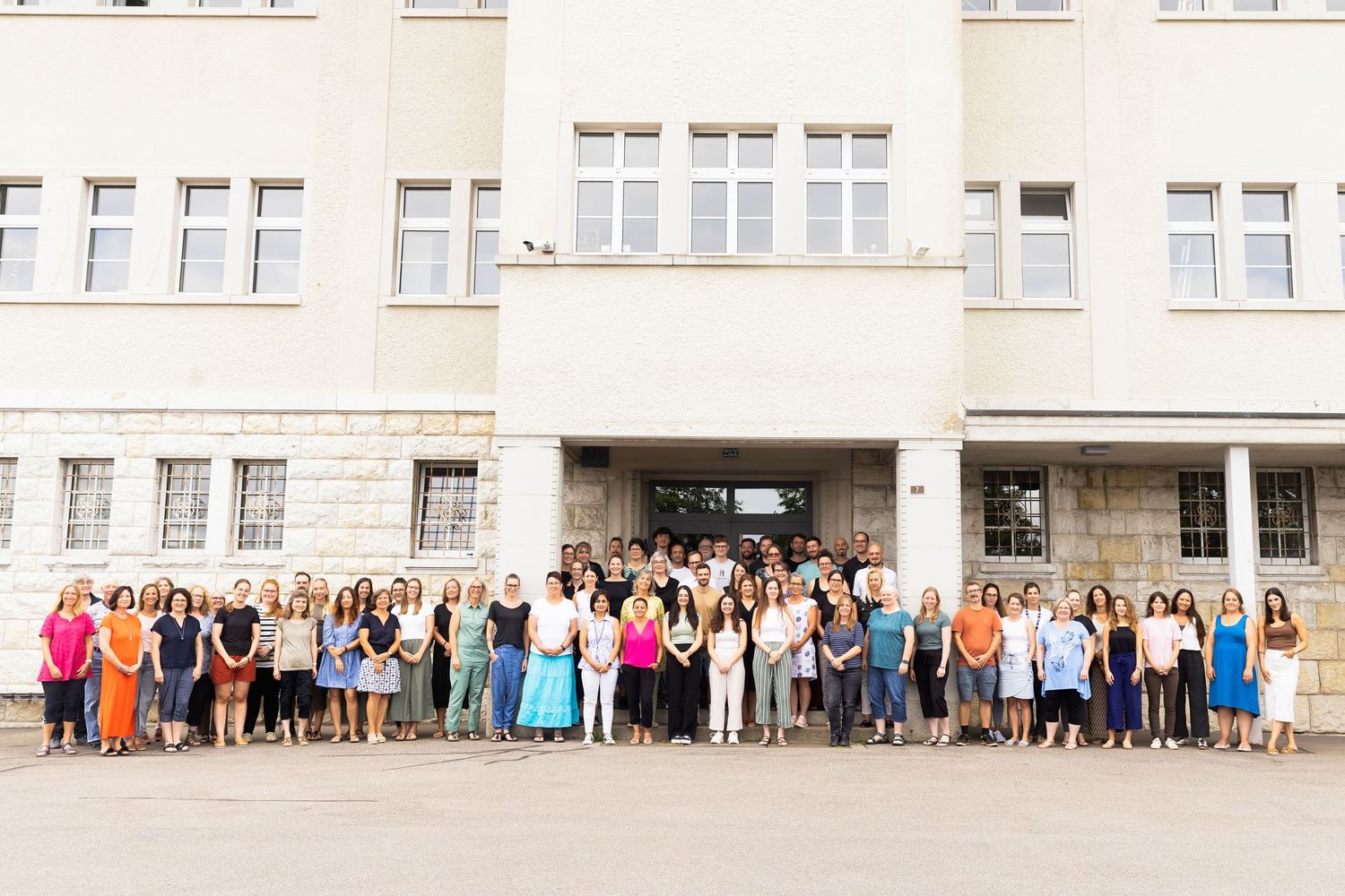 Panorama-Gruppenbild für Schulwebsite und Öffentlichkeitsarbeit, professionelle Fotodokumentation von Institutionen.
