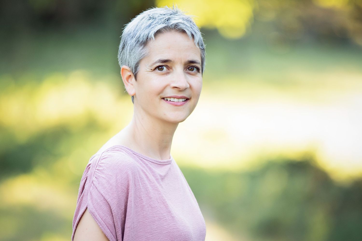 Kirsten Pirotta, Natürliches Businessportrait im Aussenbereich, Personal Branding Fotografie für moderne Unternehmerinnen.