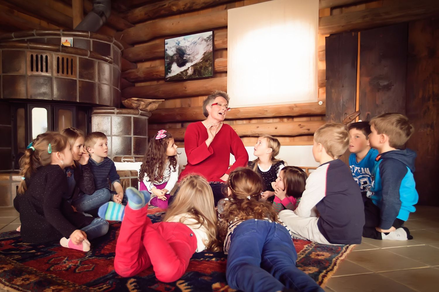 Anna Cathomas, Märchenerzählerin, Reportagefotografie eines Workshops für Kultur- oder Bildungsinstitution.