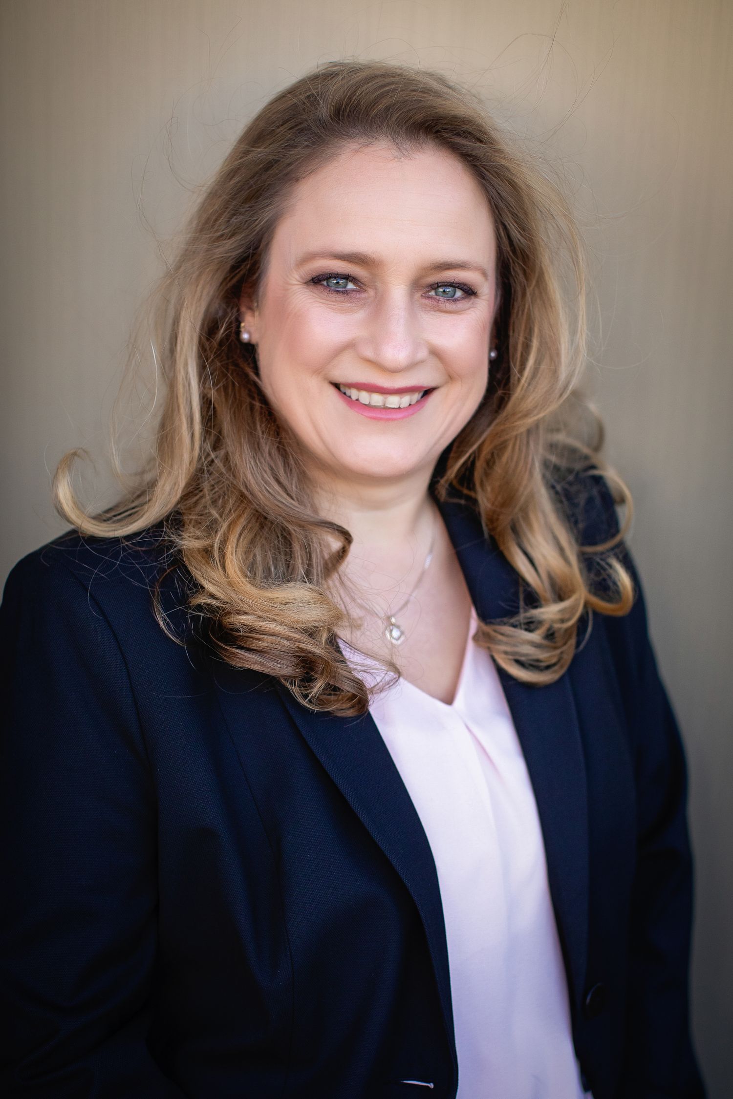 Corporate Headshot für Mitarbeiterprofil und Firmenwebsite.