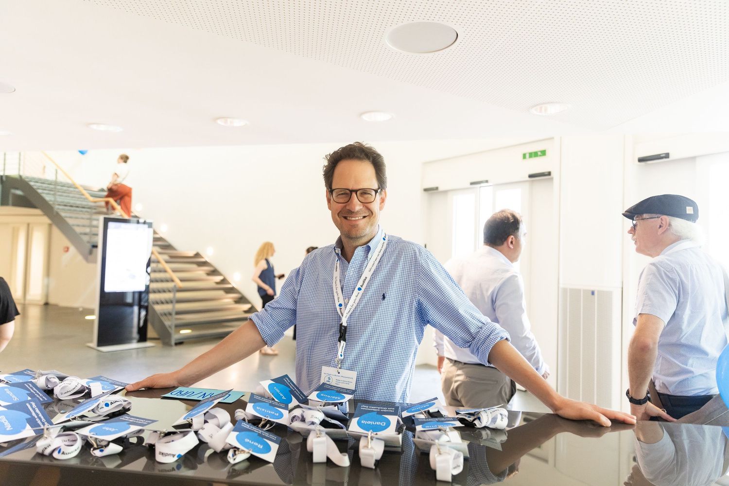 Eventdetails und Branding-Elemente bei Firmenveranstaltung, professionelle Eventfotografie.