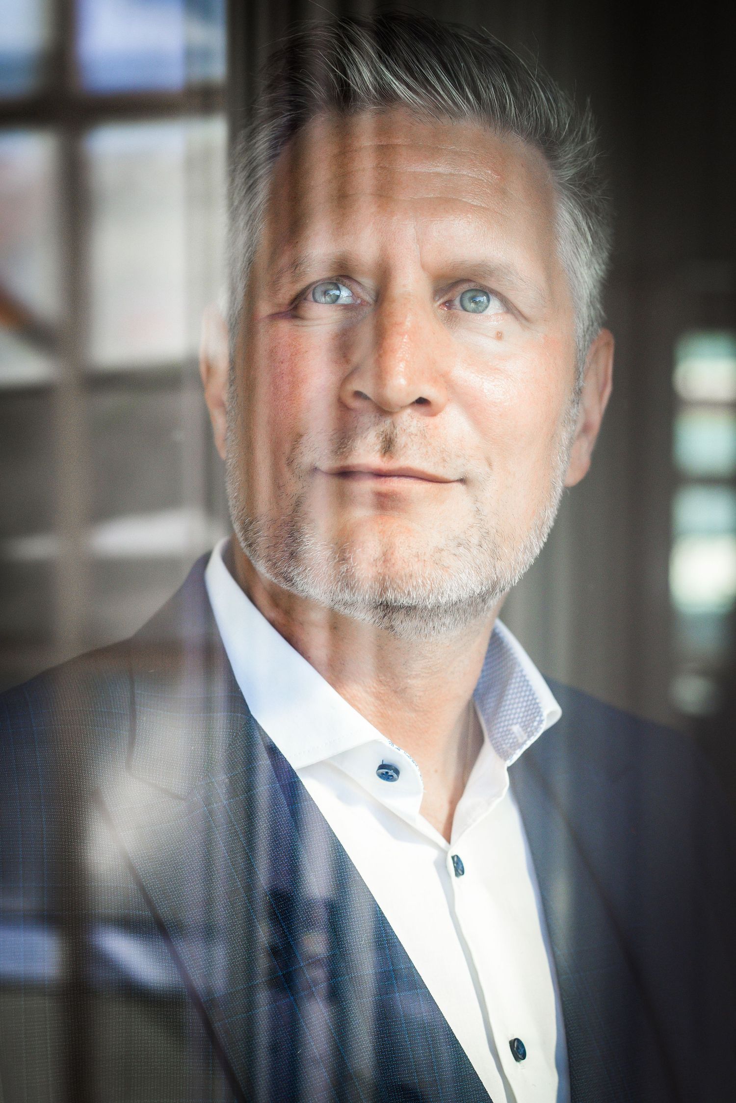 Leovest, Charakterstarkes Business Headshot mit natürlichem Licht für Unternehmensauftritt.