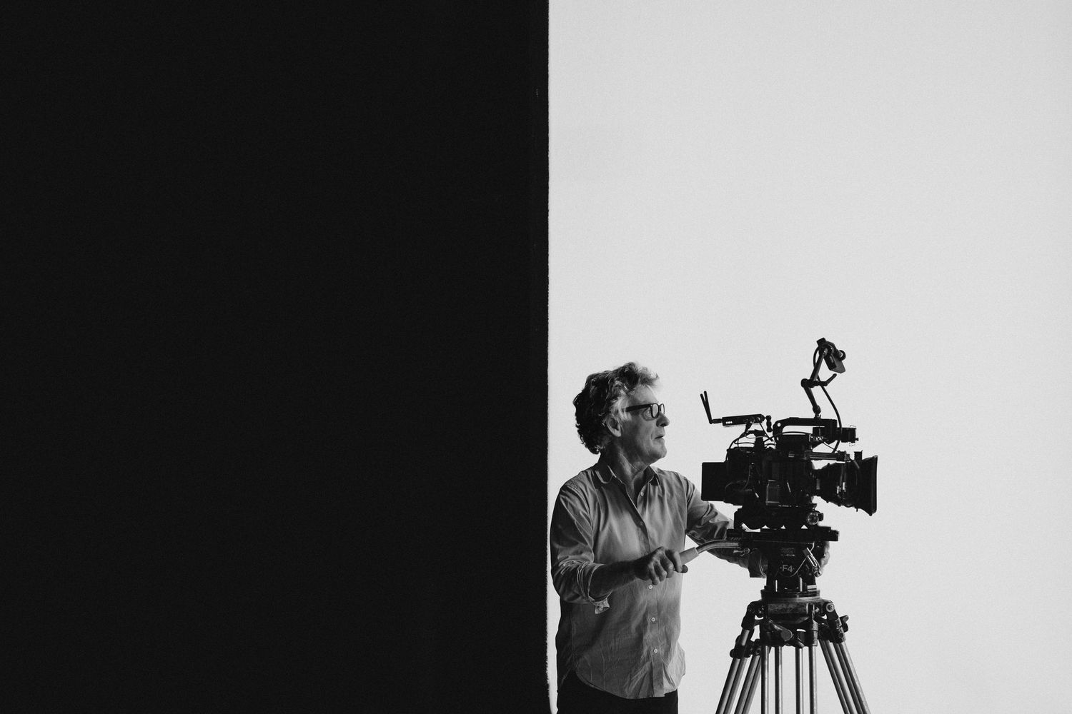 Behind-the-scenes photograph of a cinetographer in black and white.