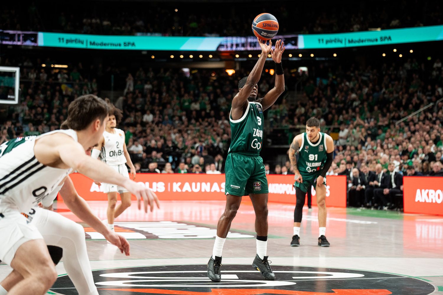Paris and Žalgiris players competing under the basket