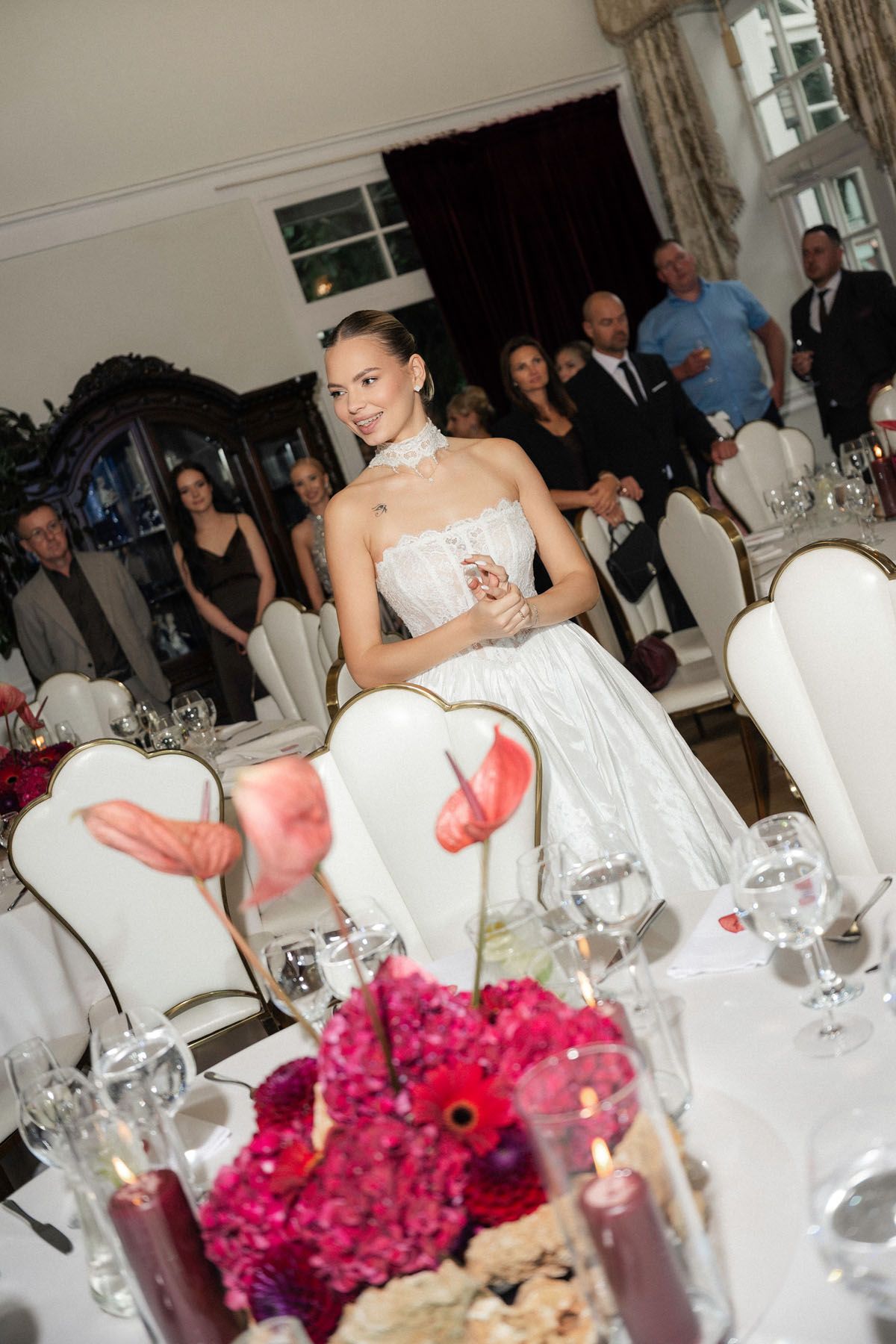 Bride entering the wedding venue in Raudondvaris