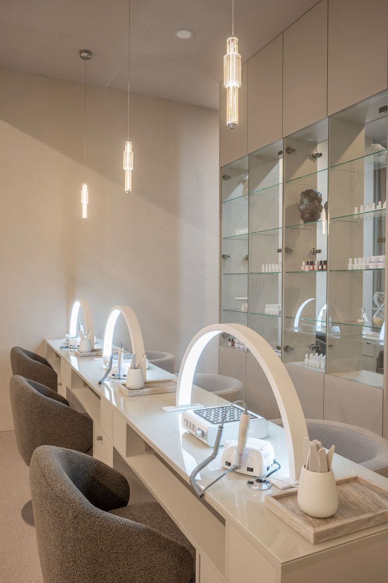 Beauty salon styling stations and mirrors