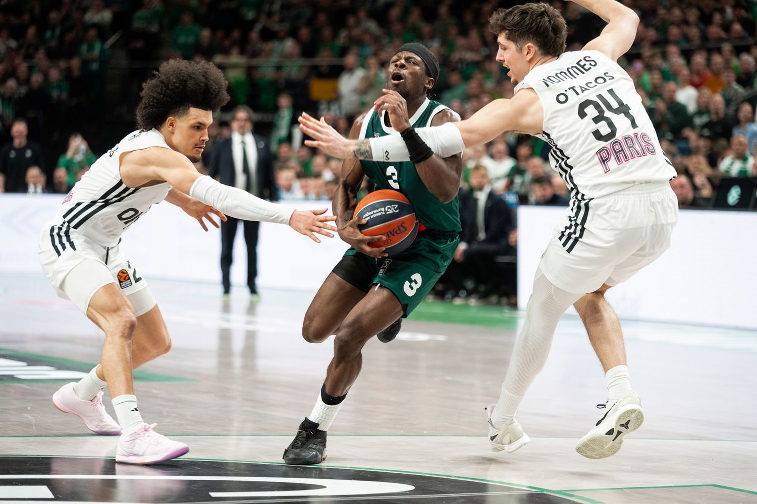 Žalgiris player driving to the basket during the EuroLeague game