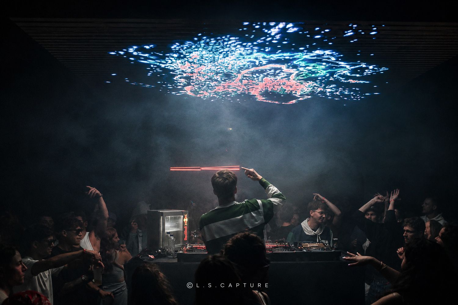 DJ en plein set sur la scène d'un festival à Liège en Belgique