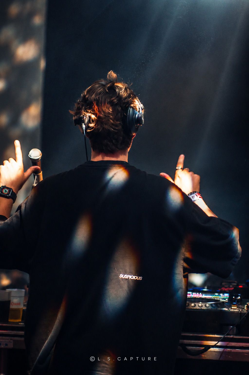 DJ en plein set sur la scène d'un festival à Liège en Belgique